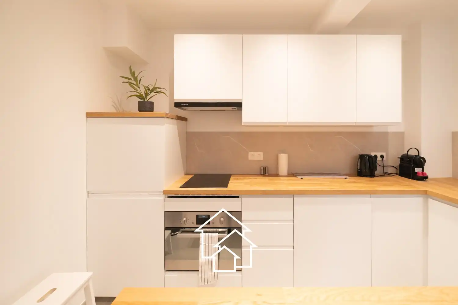 Gemeubileerd appartement met kleine binnenplaats in de wijk rond de vijvers van Ixelles. foto 18