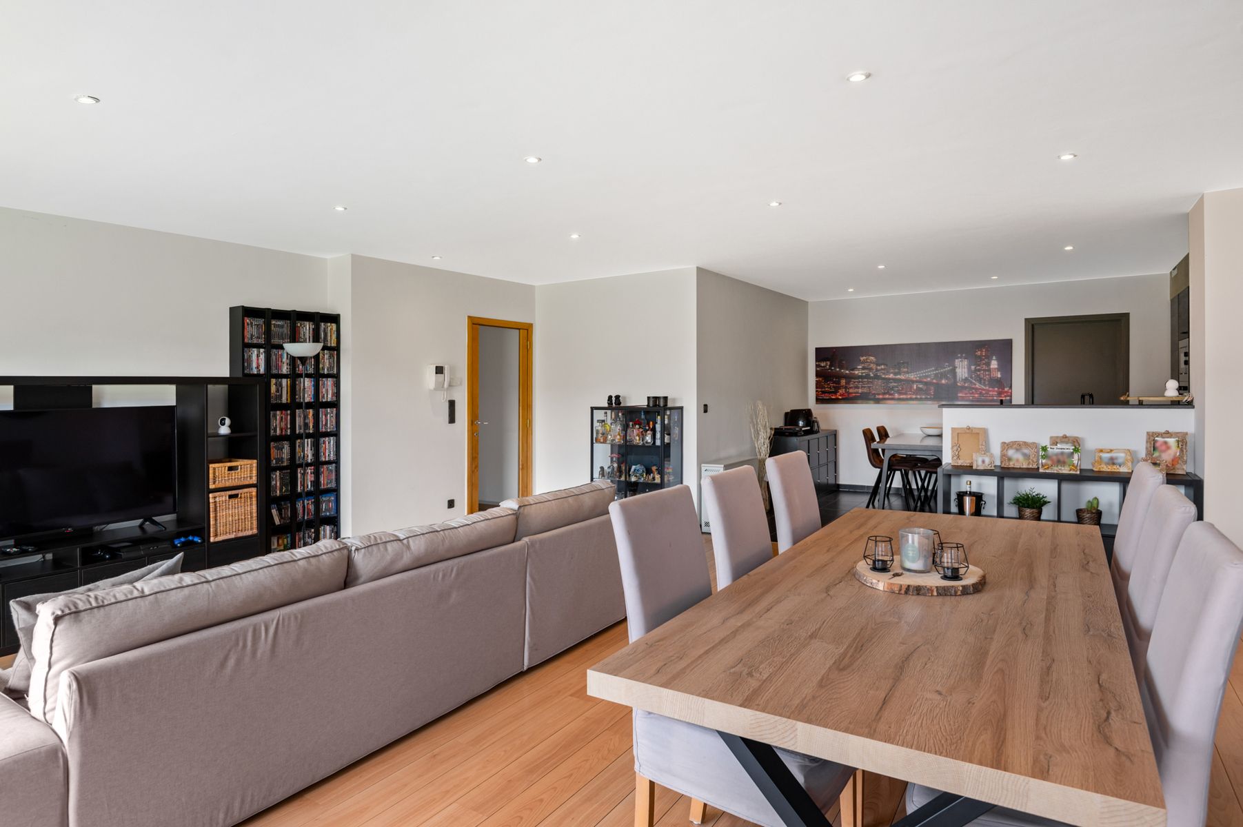 Volledig vernieuwd appartement met ruim terras en garagebox foto 3