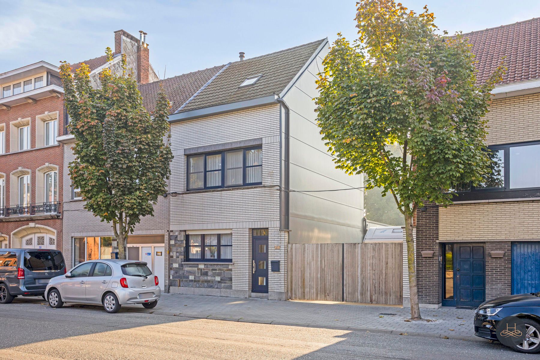 Instapklare ruime woning met tuin, oprit en royale garage foto 4