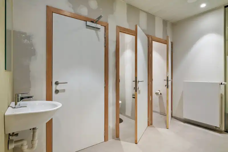 Roeselare-stadskern. Kantoor / praktijkruimte van 164m2, onlangs vernieuwd. Grote zichtbaarheid en uitkijkend op het Coninckplein. Ideaal voor groepspraktijk, galerij, boekhoudkantoor, private training,... foto 9