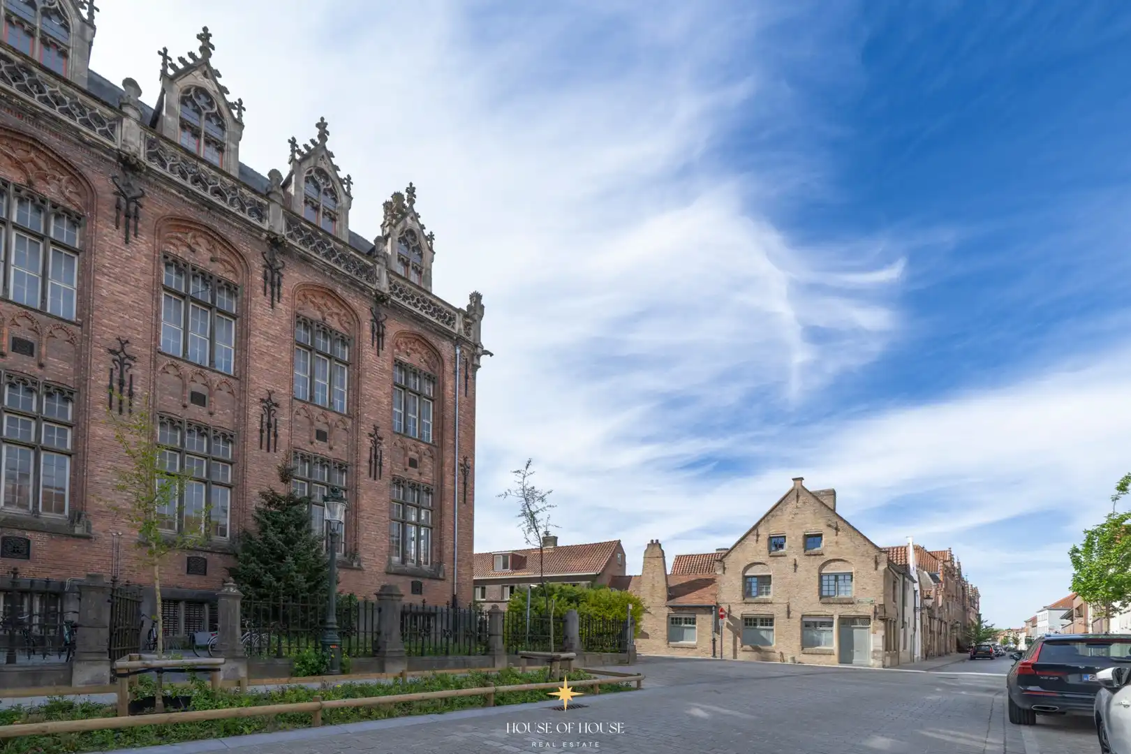 Charmante hoekwoning met praktijkruimte & dakterras in het hart van Brugge. foto 2