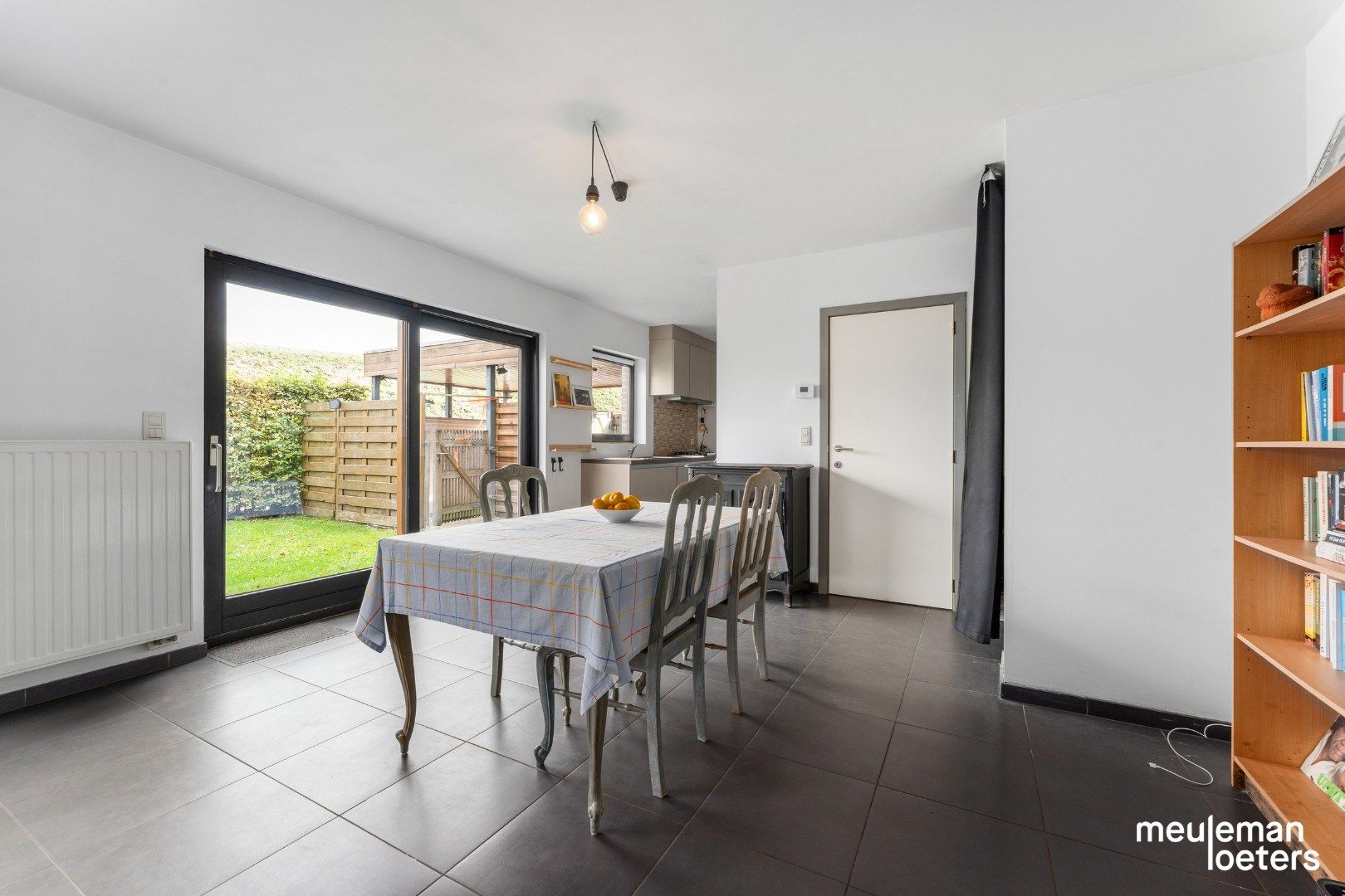 Eigentijdse halfopen woning met carport en tuin foto 6