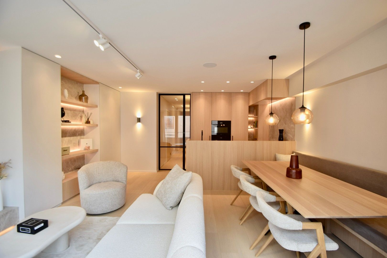 Gerenoveerd appartement met 3 slaapkamers in het centrum van Knokke op 3 stappen van de zee. foto {{pictureIndex}}
