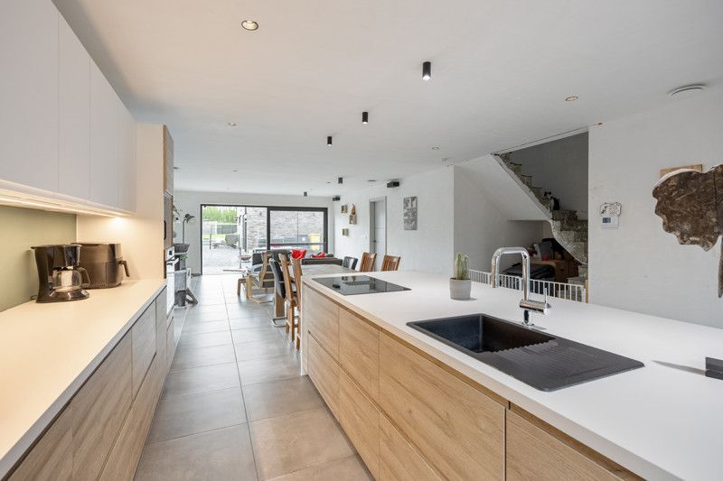 Recente, instapklare woning met garage en zwembad foto 8