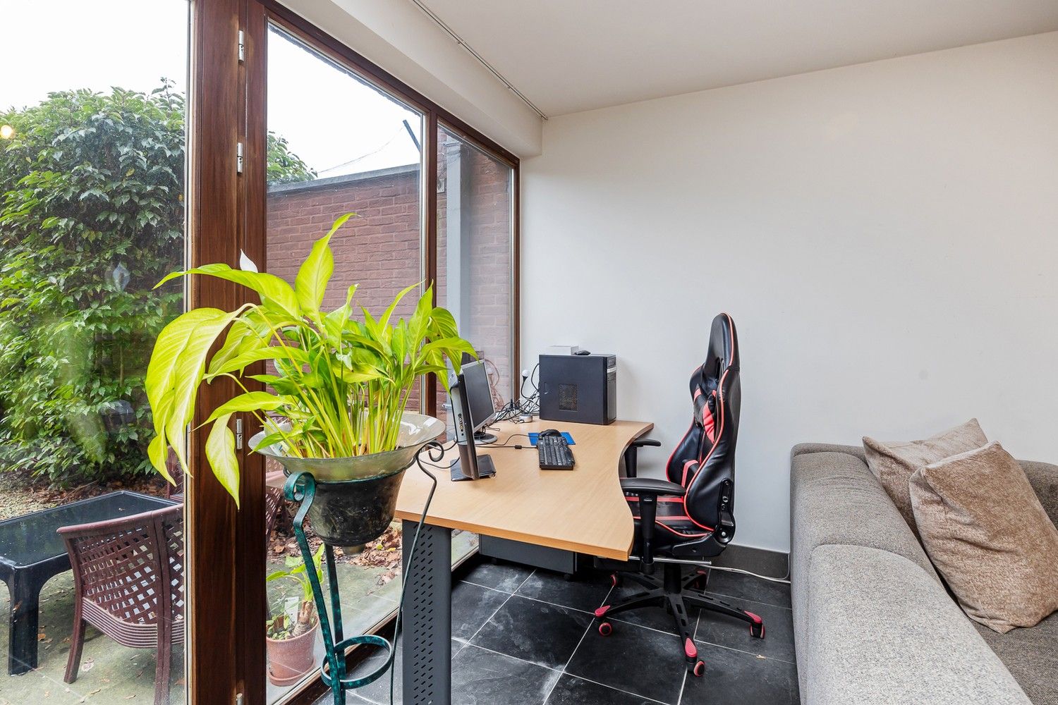 Trendy gelijkvloers appartement met tuin foto 10