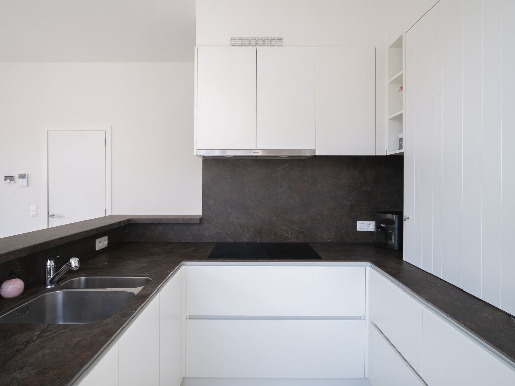 Lichtrijk 2-slaapkamer appartement aan het Sint-Annaplein foto 8