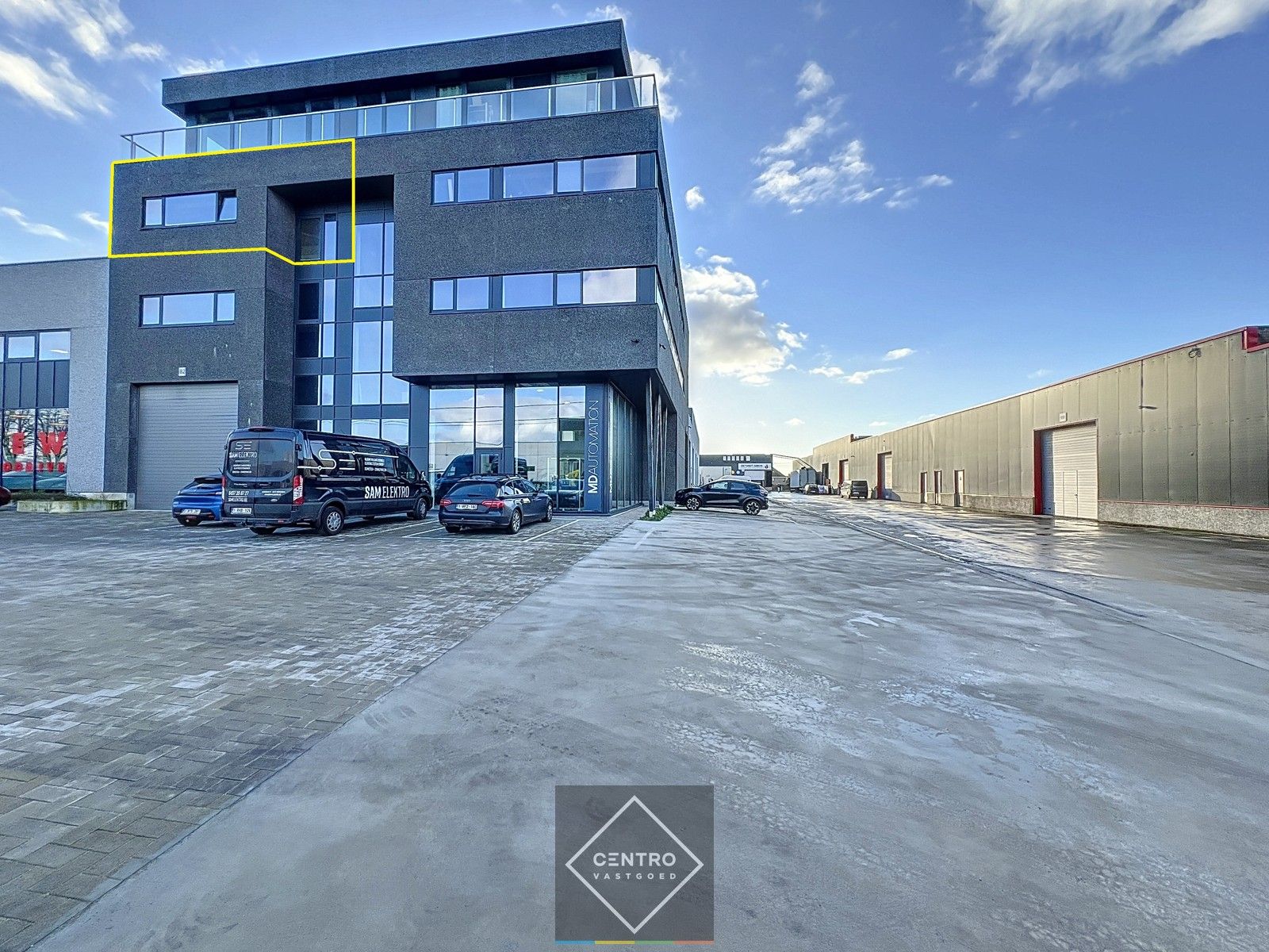 Laatste ENERGIEZUINIGE kantoorruimte (± 210 m²) TE HUUR op zichtlocatie te Vichte. Laadpalen, warmtepompen etc. foto {{pictureIndex}}