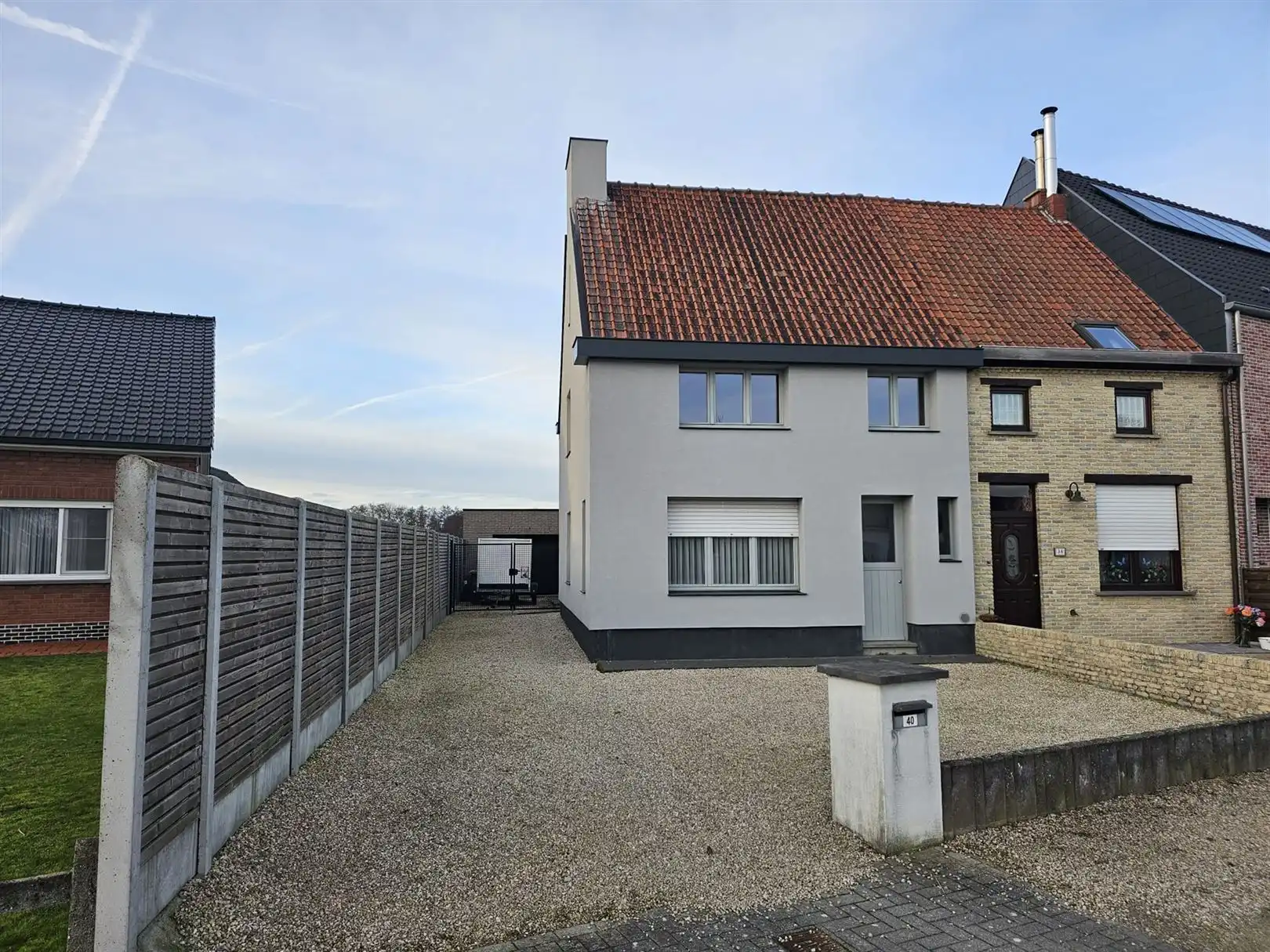 Gezellige halfopen bebouwing met 2 slaapkamers, grote tuin en ruime garage. foto {{pictureIndex}}