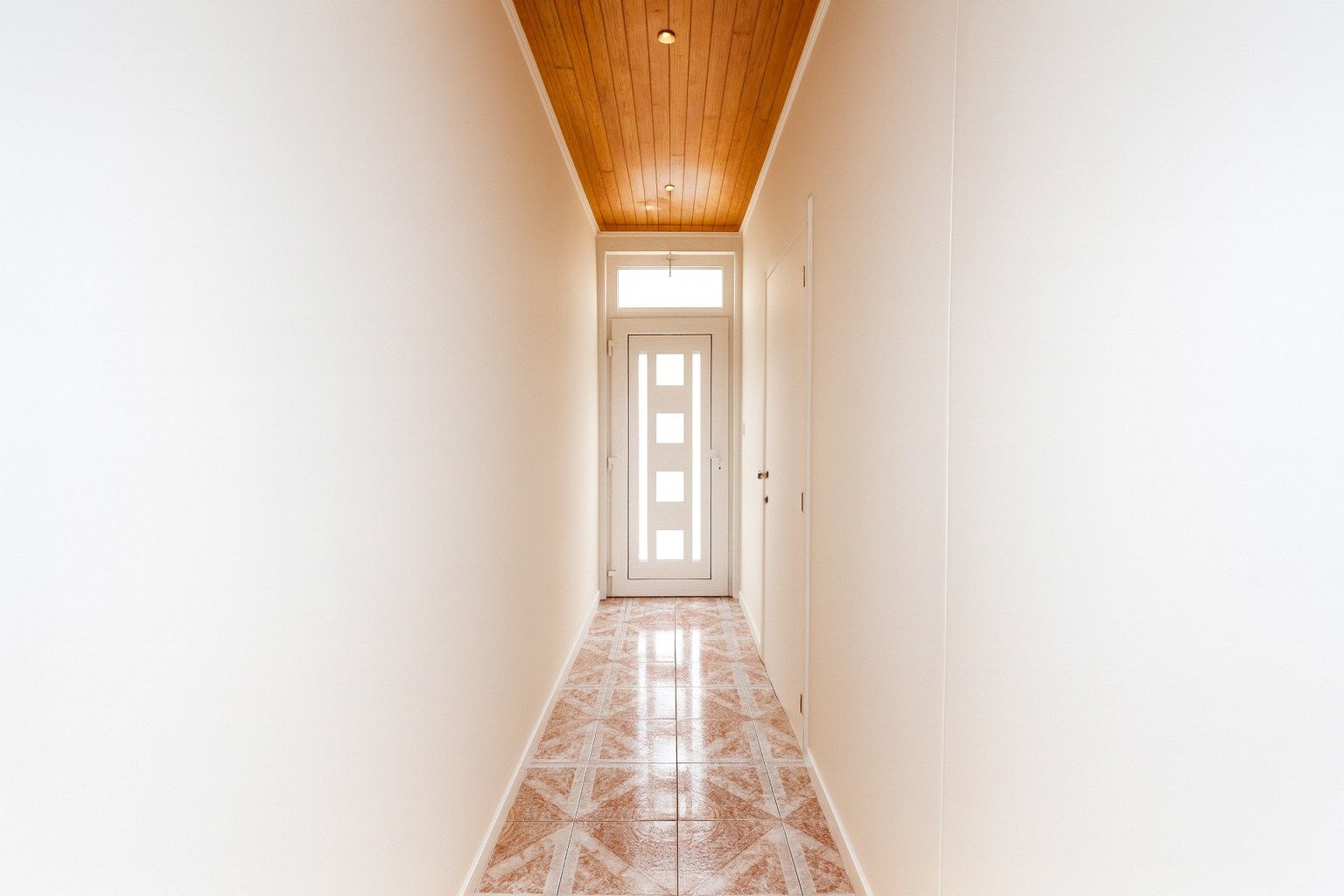 Te koop: Uitzonderlijk ruime stadswoning met 6 slaapkamers, garage en tuin in het hart van Sint-Niklaas! foto 2