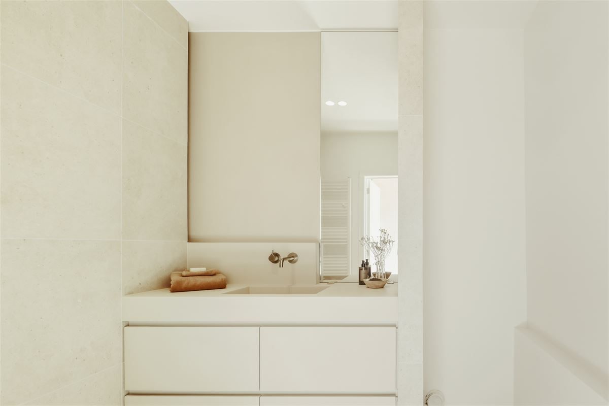 Luxueus gerenoveerd gelijkvloers appartement met 40m² terras foto 18