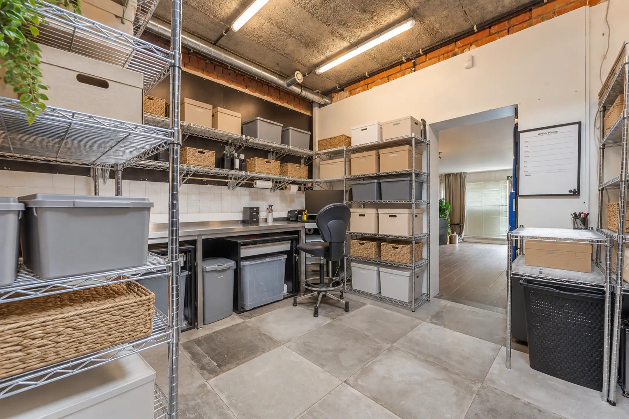 Centraal gelegen verhuurde kantoorruimte met garagebox foto 5