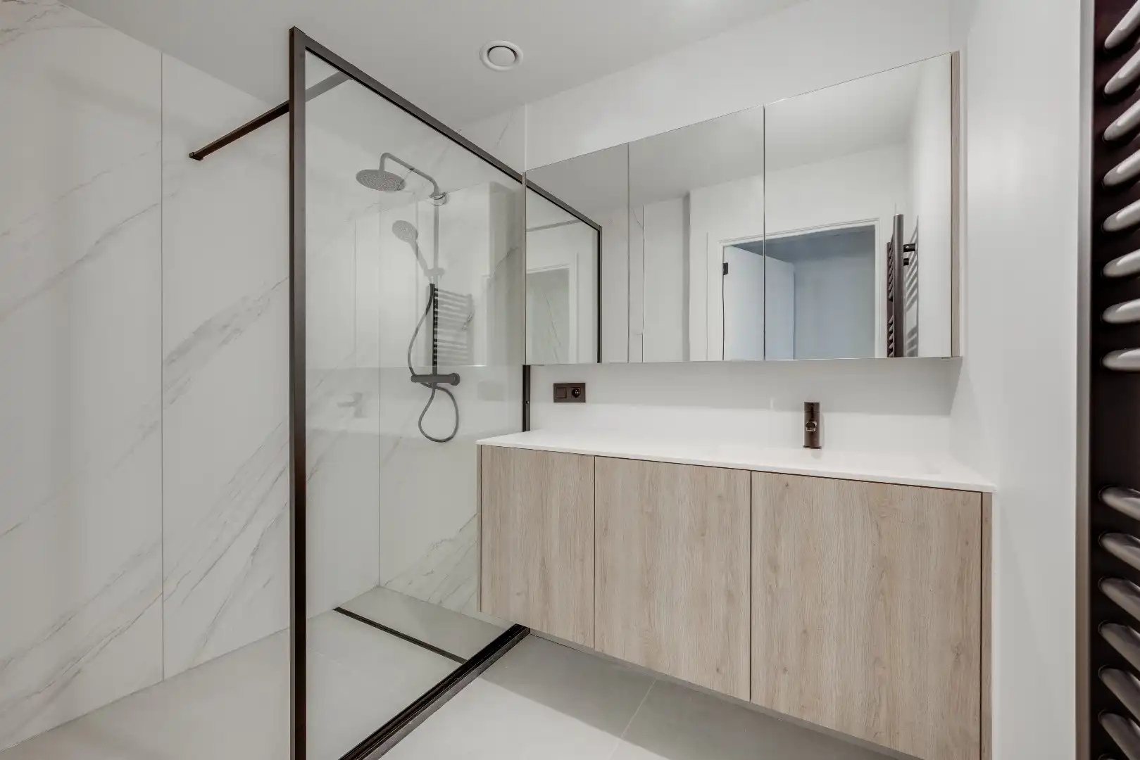Prachtig 2 slaapkamer appartement in hartje Kortrijk foto 4