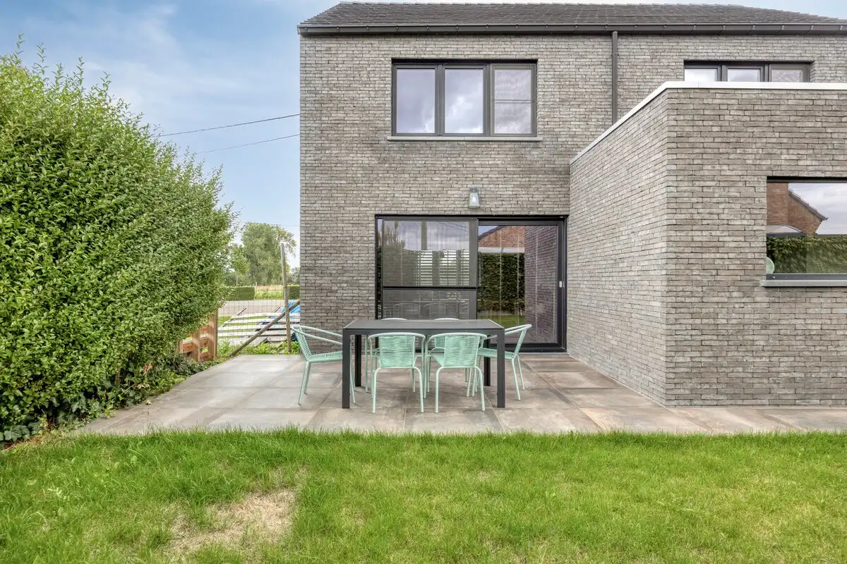 Halfopen bebouwing met 3 slaapkamers, tuin en garage foto 5