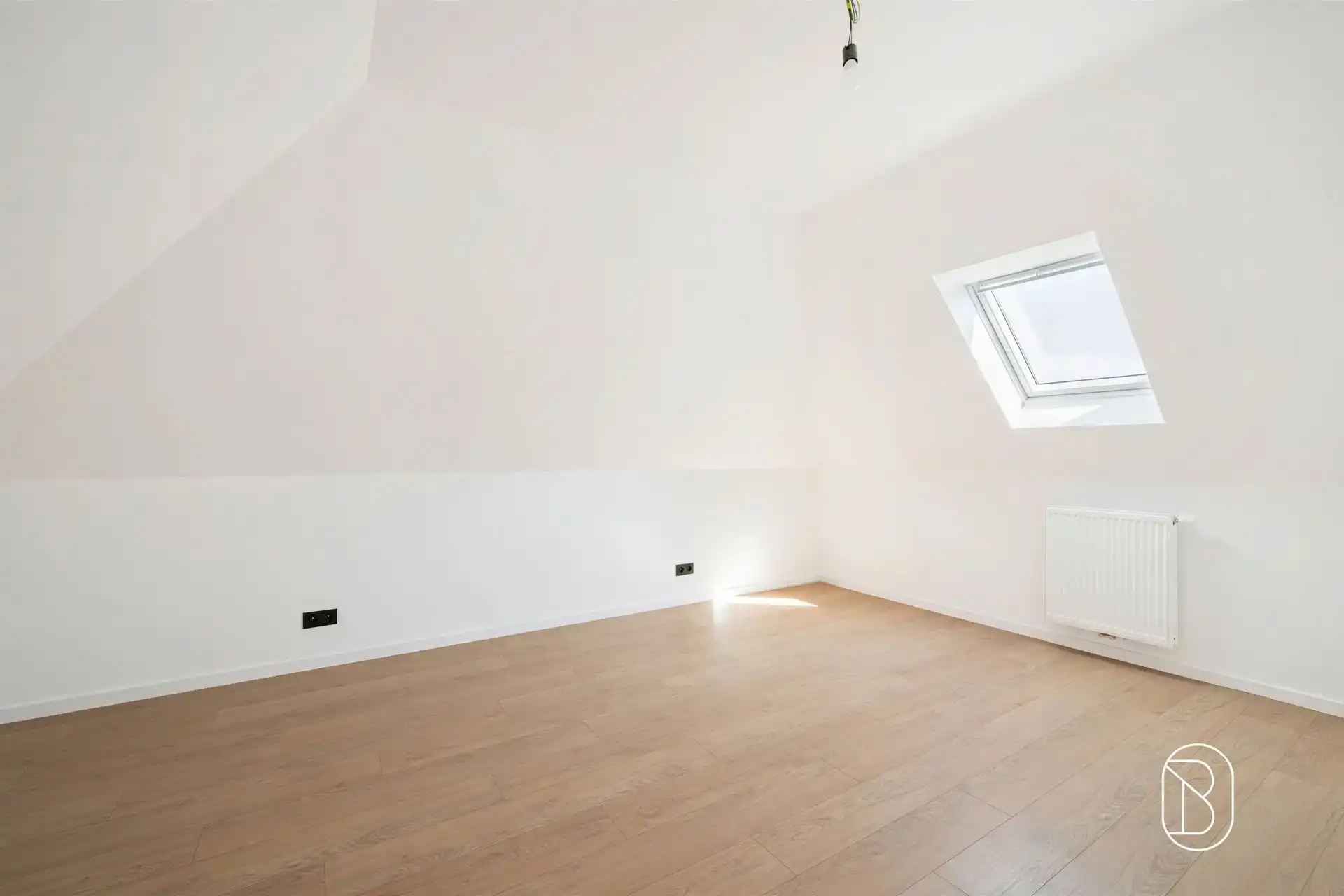 Charmant gerenoveerde woning met grote aangename tuin en handige oprit. foto 16