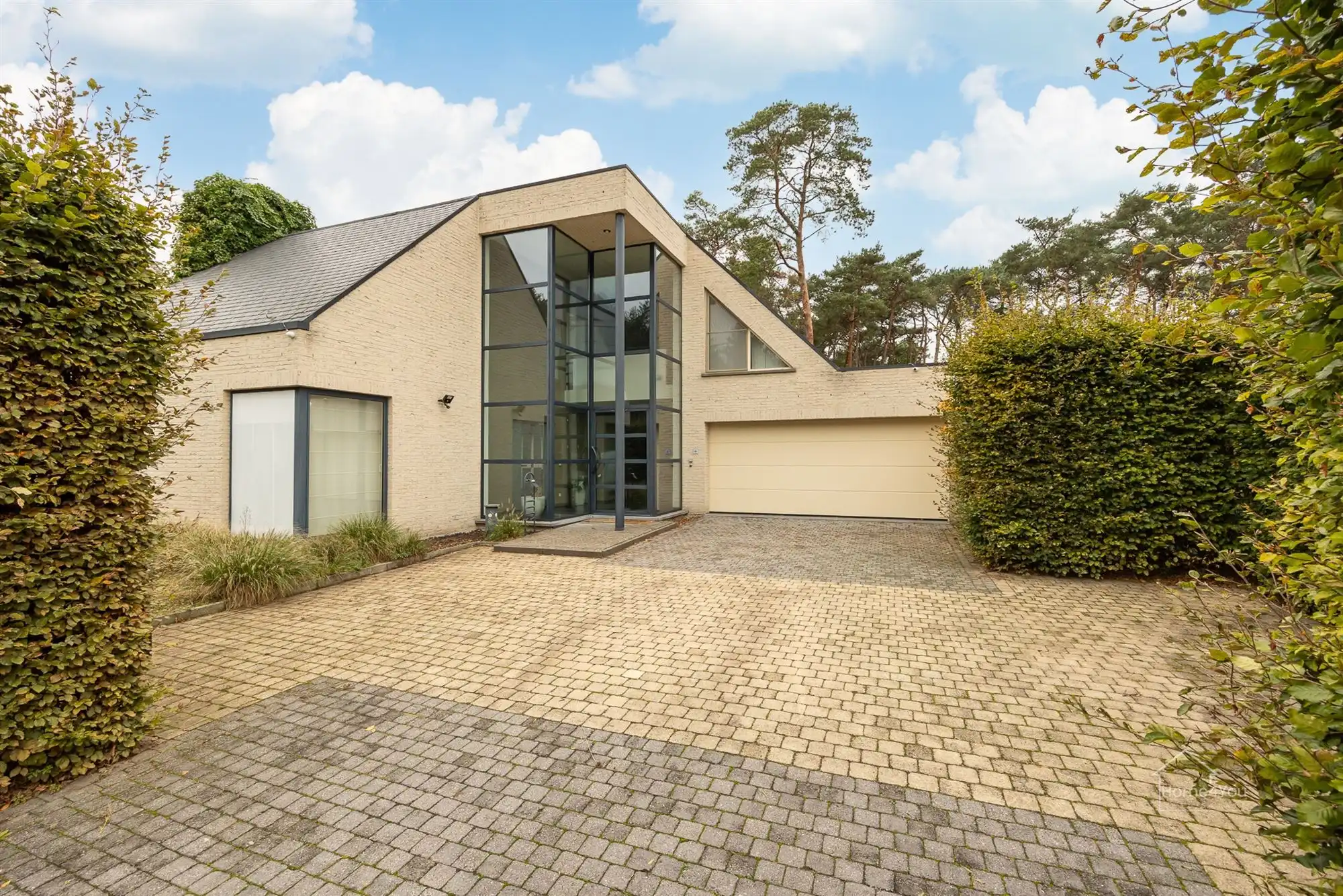 Hoofdfoto van de publicatie: Prachtige villa in het pittoreske Lille.