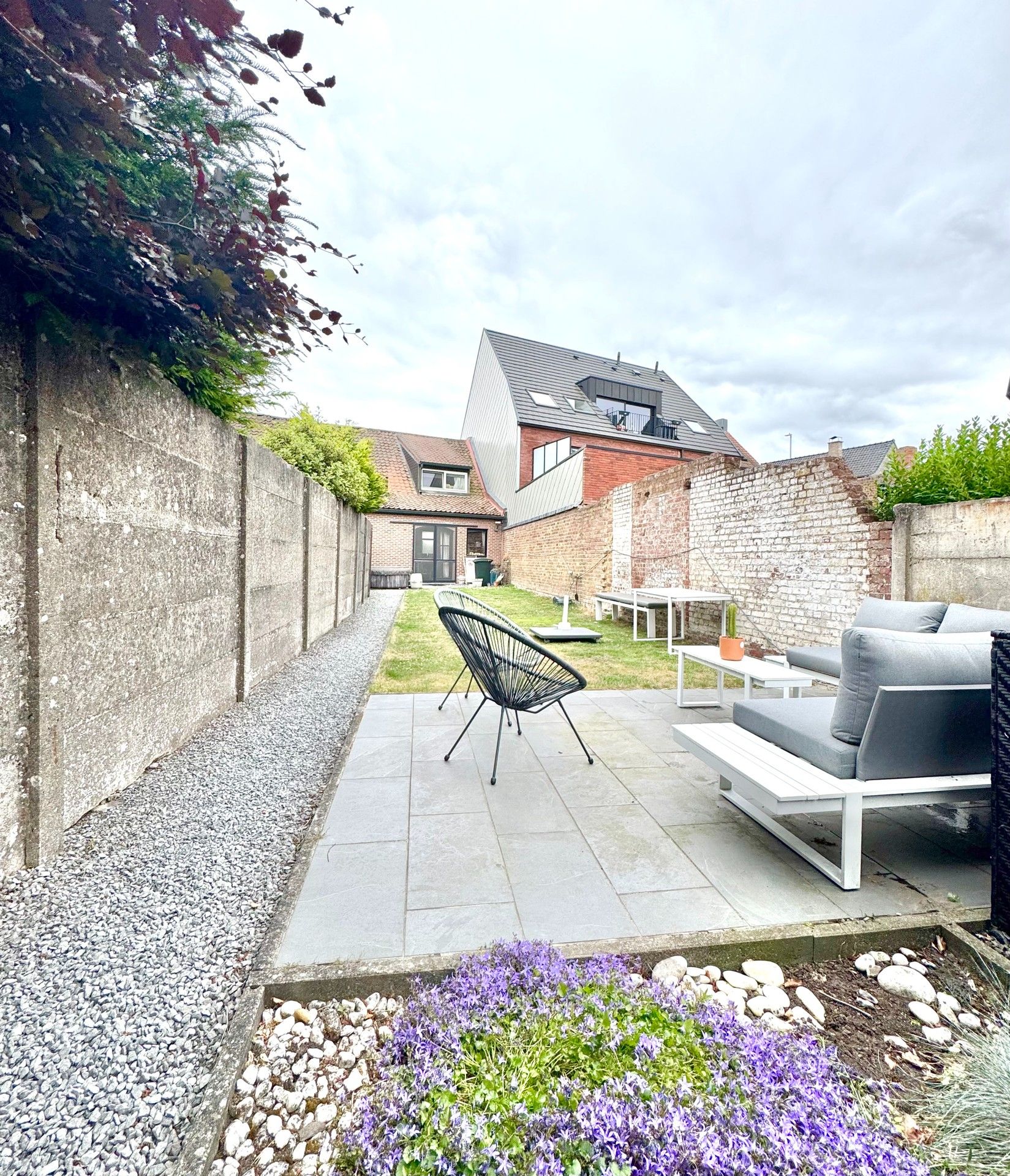Hoofdfoto van de publicatie: GEZELLIGE WONING MET 2 SLPKS EN TUIN OP 290 M²