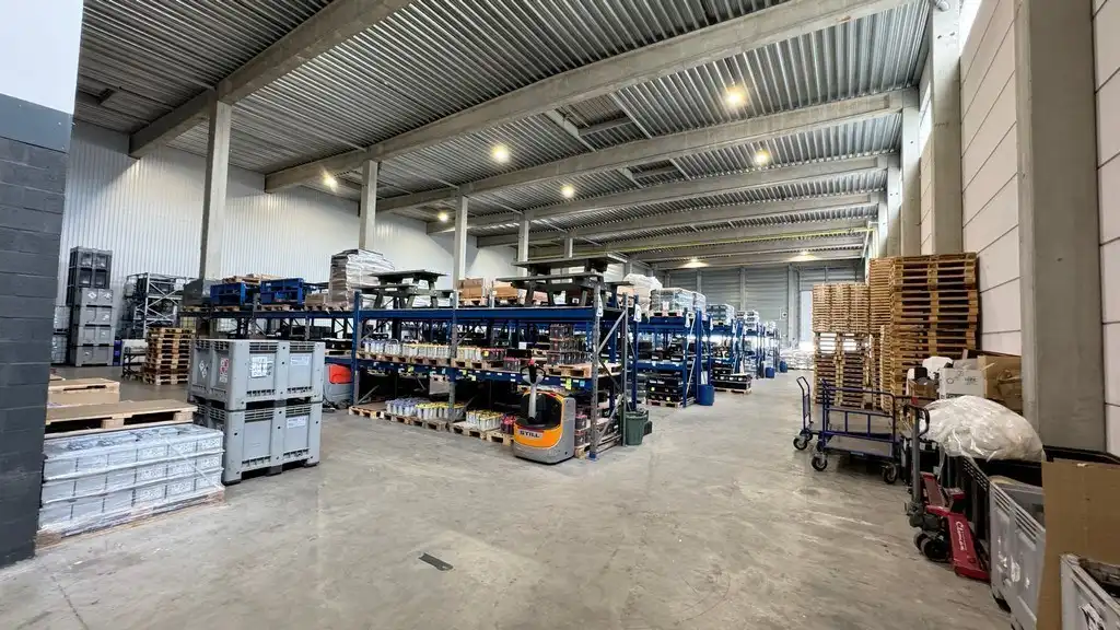 Magazijn met laadkades en kantoor te huur in Malle foto 13