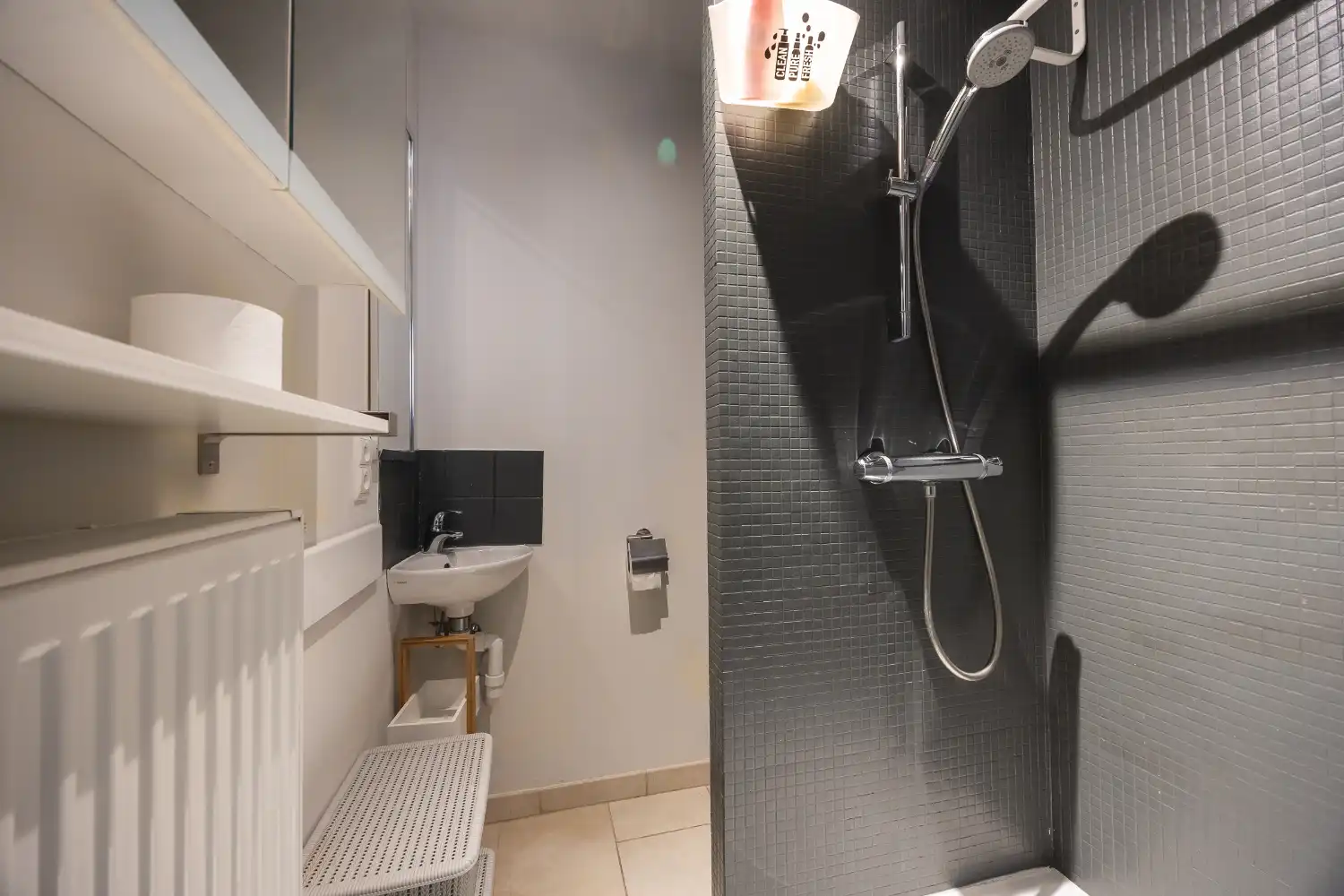 Gemeubelde studio te huur op steenworp van het strand foto 13