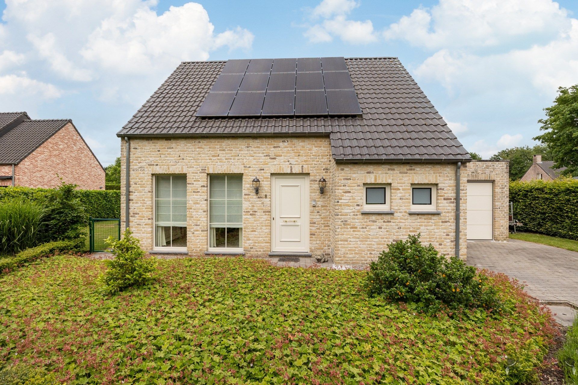 Instapklare woning met vier slaapkamers op een ruim perceel van 659m². foto {{pictureIndex}}