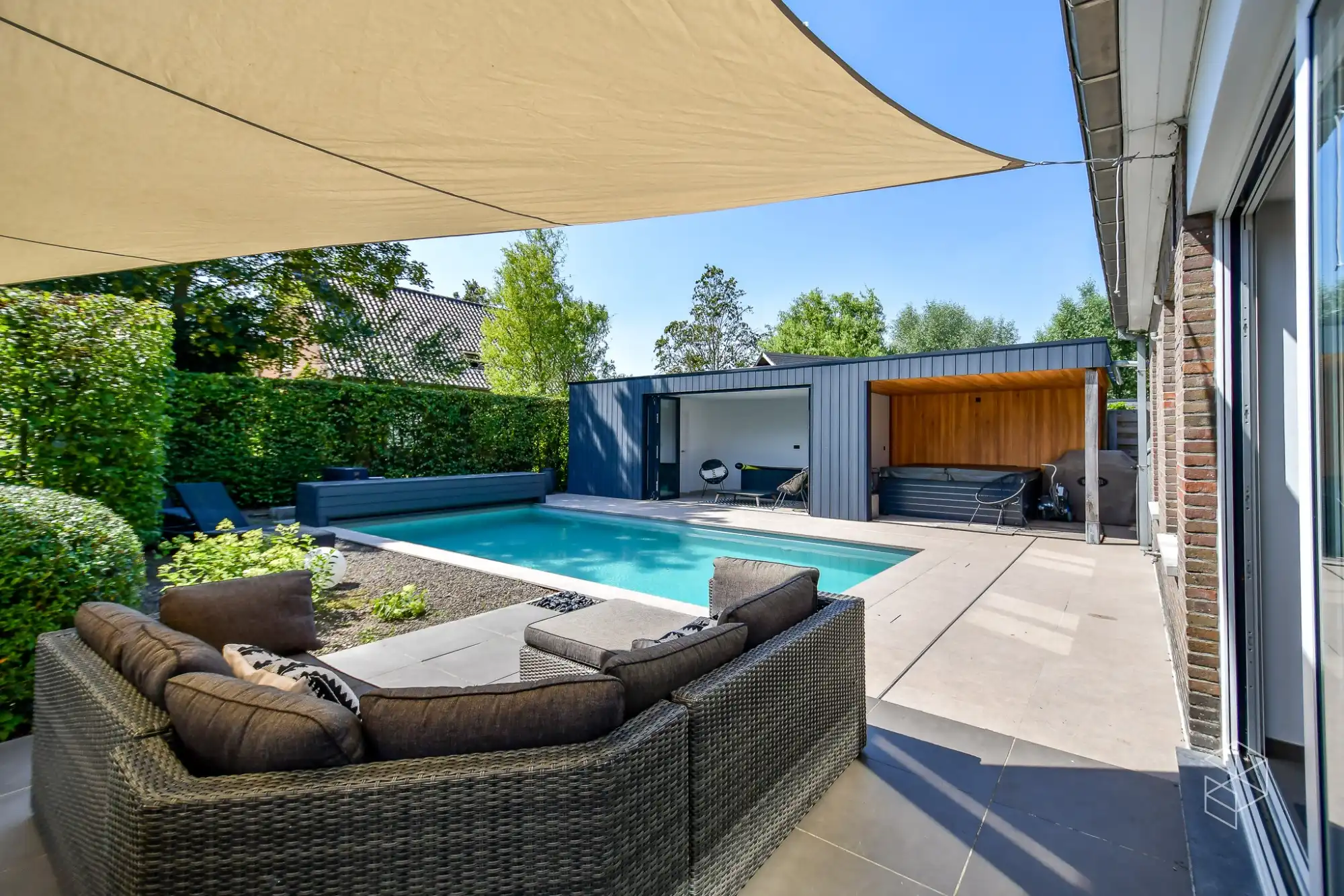 GROTE (254m²) instapklare gezinswoning met 4 slaapkamers, zwembad en poolhouse foto 3