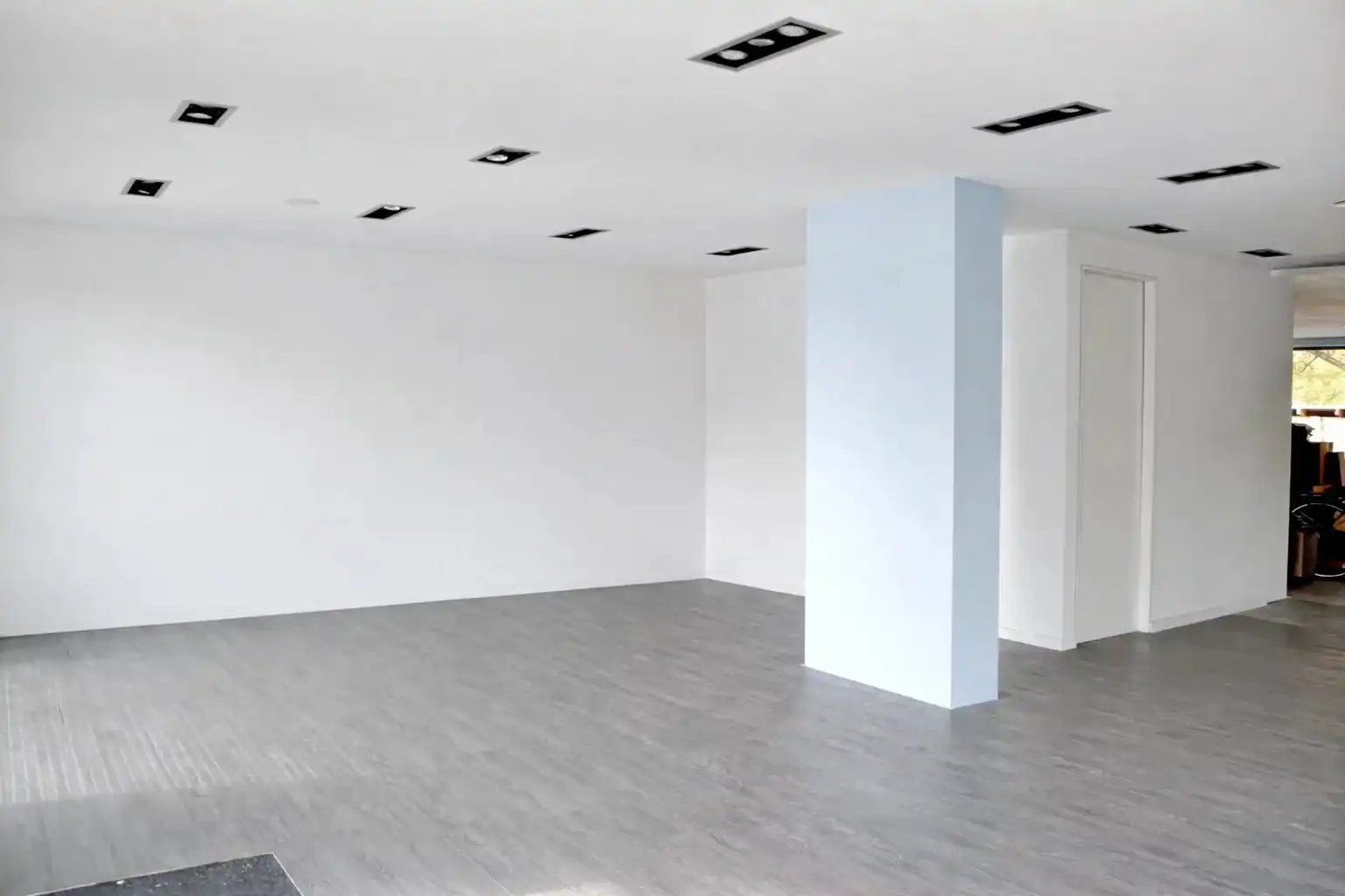 HANDELGELIJKVLOERS/KANTOOR VAN 76 M² MET VEEL LICHTINVAL IN STEVOORT foto 2