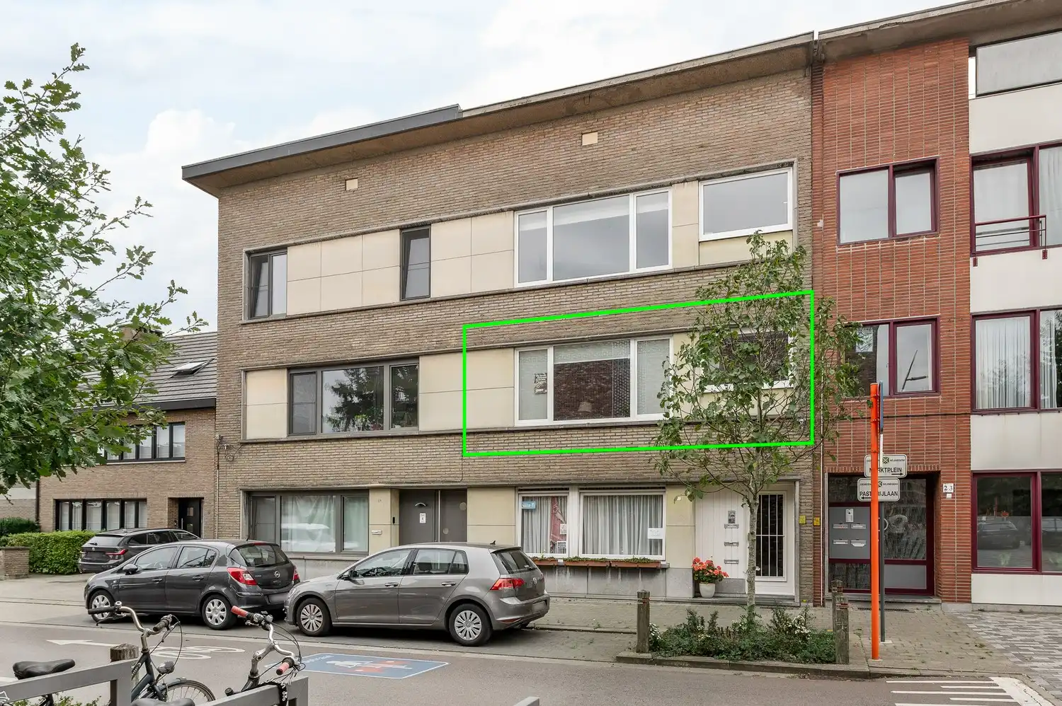 Groot 2 slaapkamer appartement met terras in een doodlopende straat in het centrum van Wijnegem! foto 2