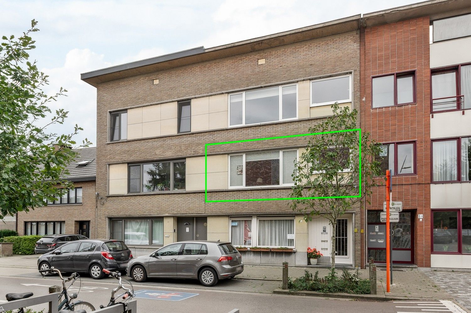 Groot 2 slaapkamer appartement met terras in een doodlopende straat in het centrum van Wijnegem! foto 2