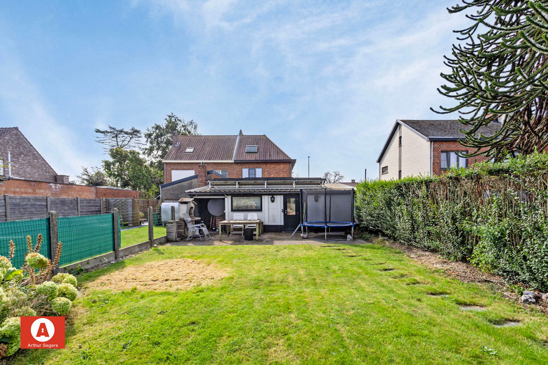 Gezinswoning met kleine werken, 2 garages en tuin.  foto 27