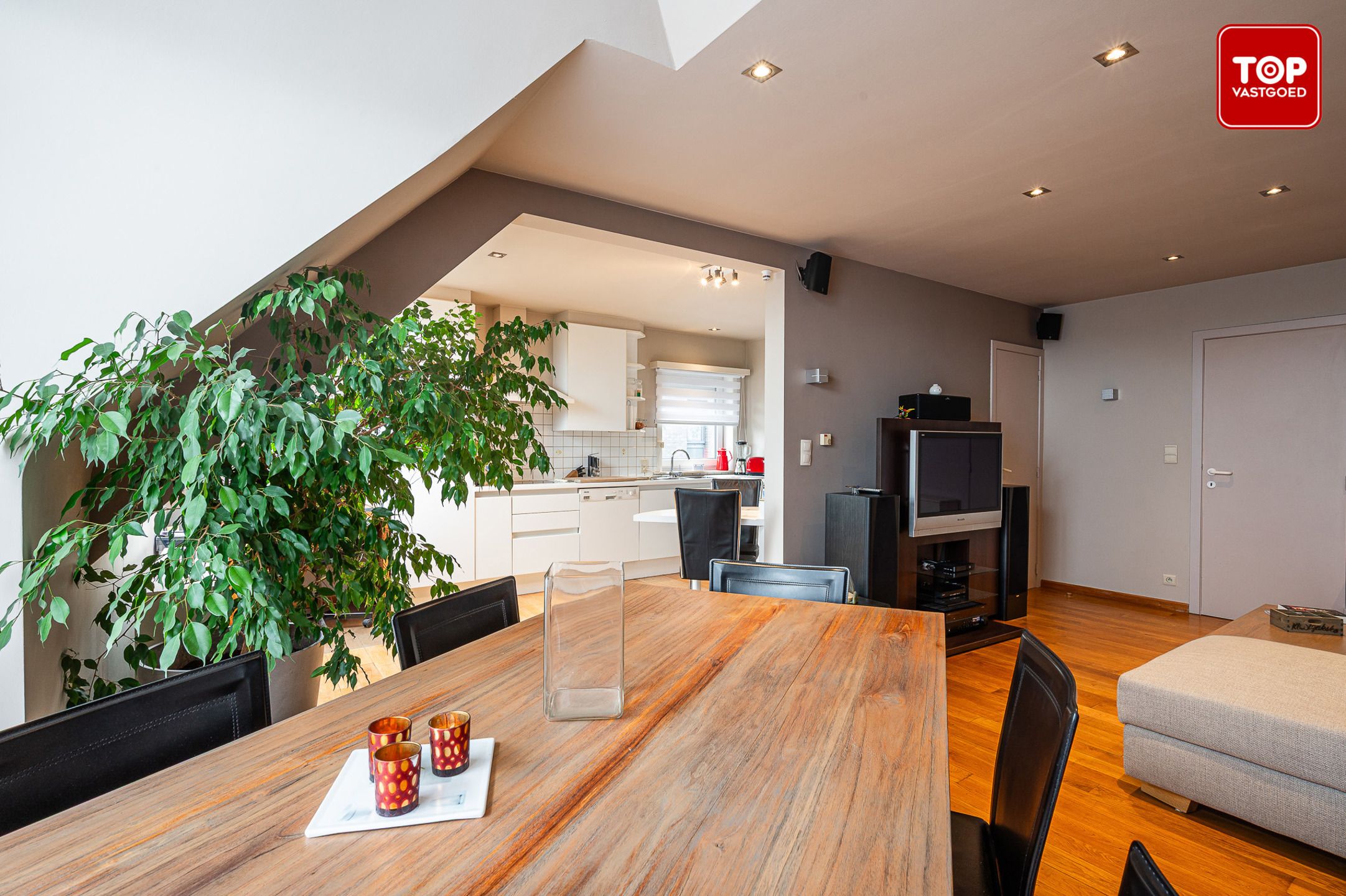 Instapklaar 2 slaapkamer appartement met garage in kleinschalig gebouw foto 2