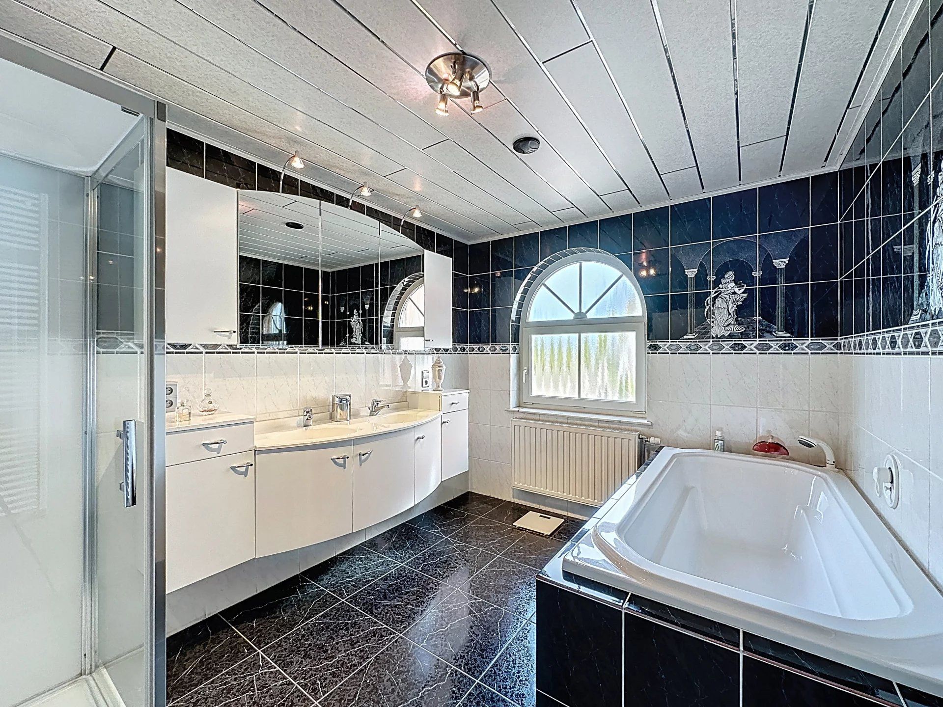 Mooie, vrijstaande woning gelegen op een perceelsgrootte van 9 are, met maar liefst 4 slaapkamers en een ruime dubbele garage. foto 18