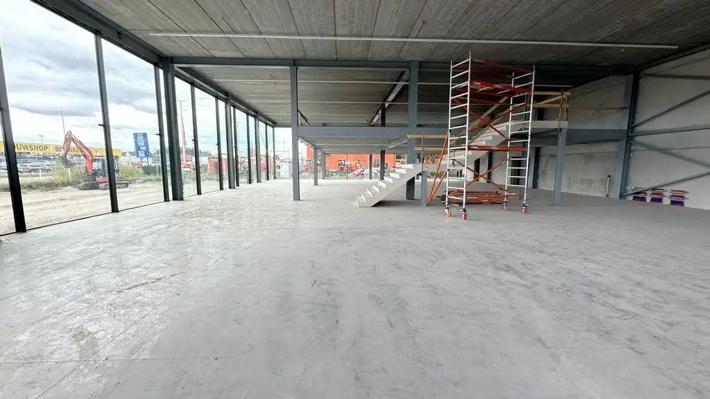 Nieuwbouw showroom met magazijn te huur aan A12 in Aartselaar foto 3