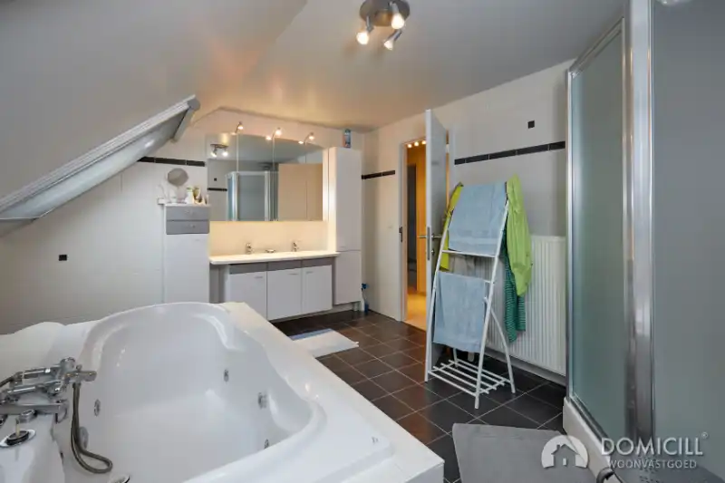 Roeselare –&nbsp; stijlvolle villa met zonnige tuin, 5 slaapkamers/bureel, dubbele garage en ruime carport. opp 564 m². foto 14