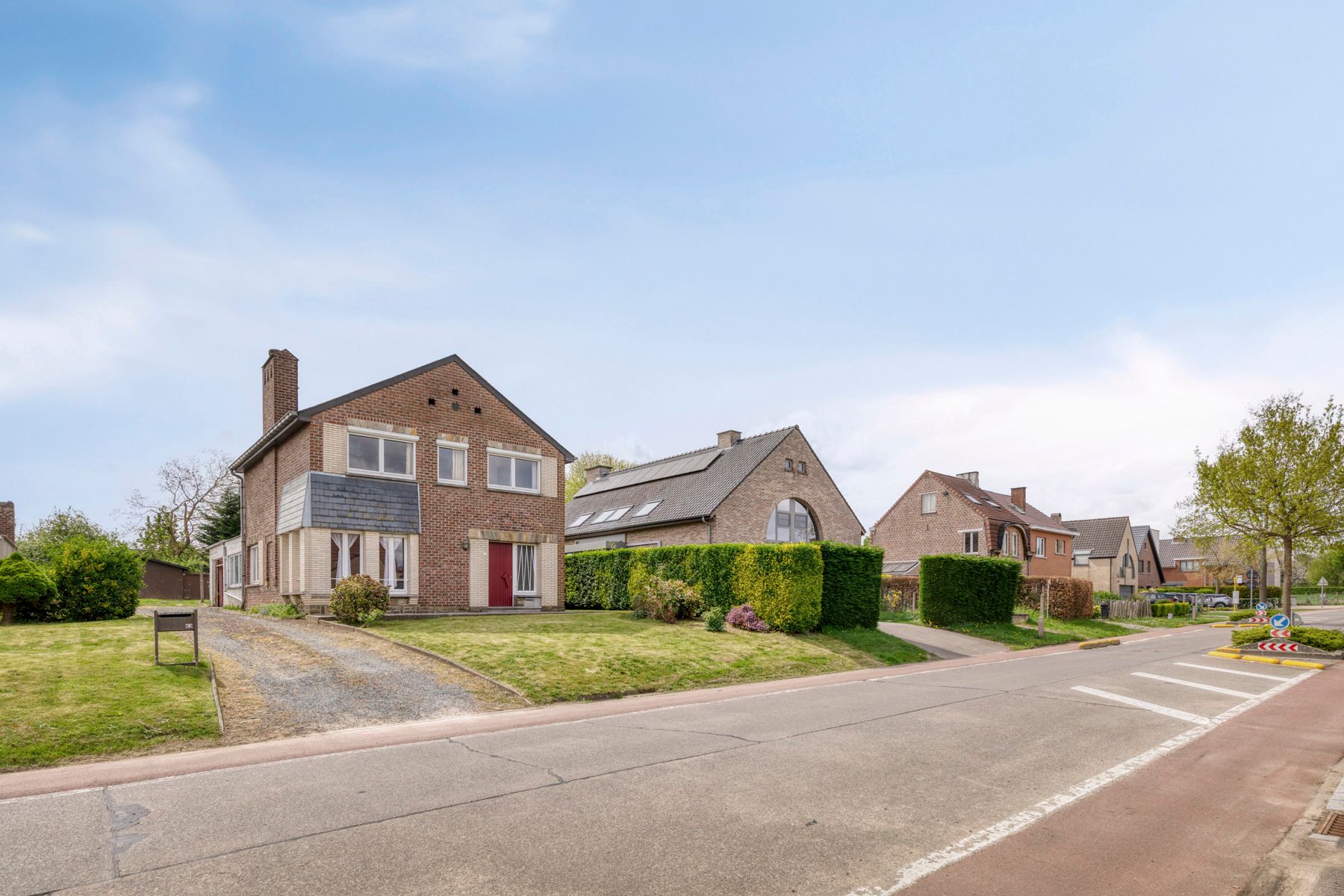 Goed gelegen villa met 3 slaapkamers, garage en tuin foto 2