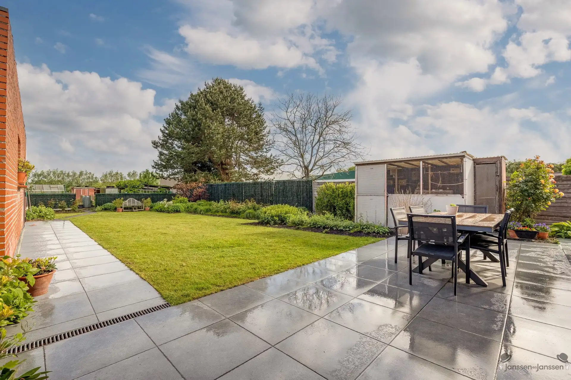 Verzorgde woning met grote tuin foto 7