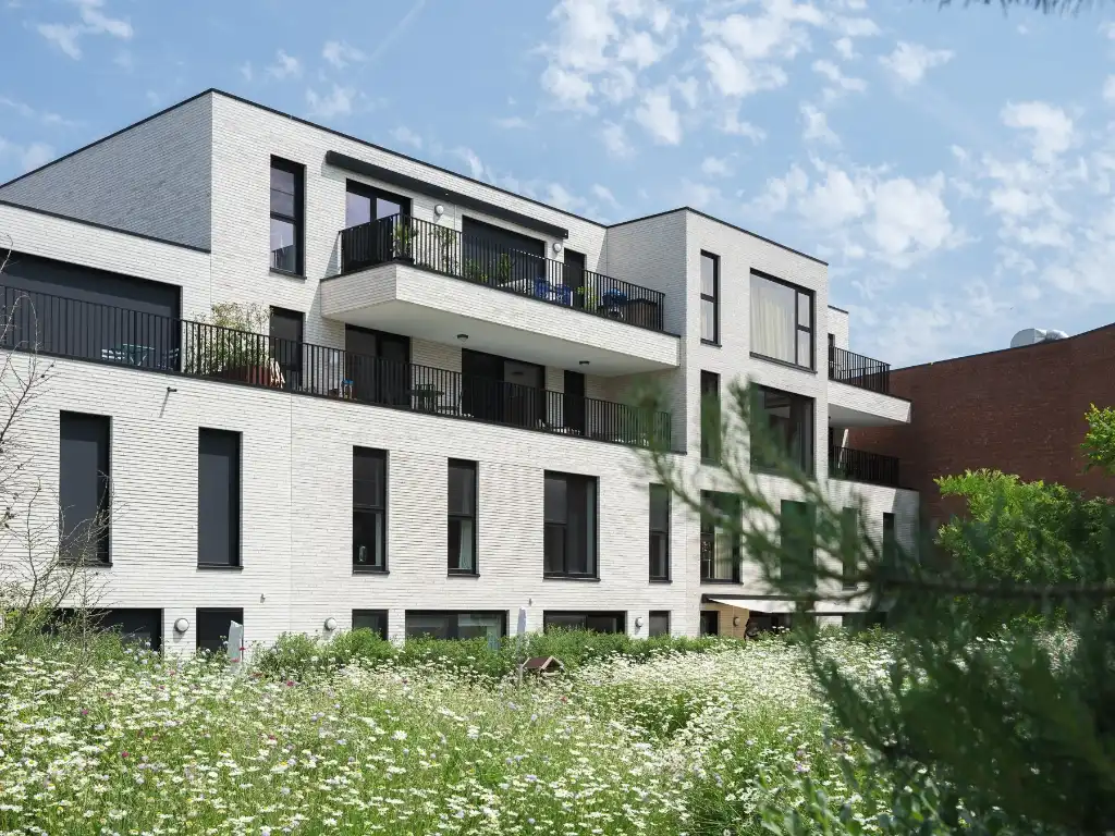 Ruim nieuwbouwappartement met drie slaapkamers en zonneterras. foto {{pictureIndex}}