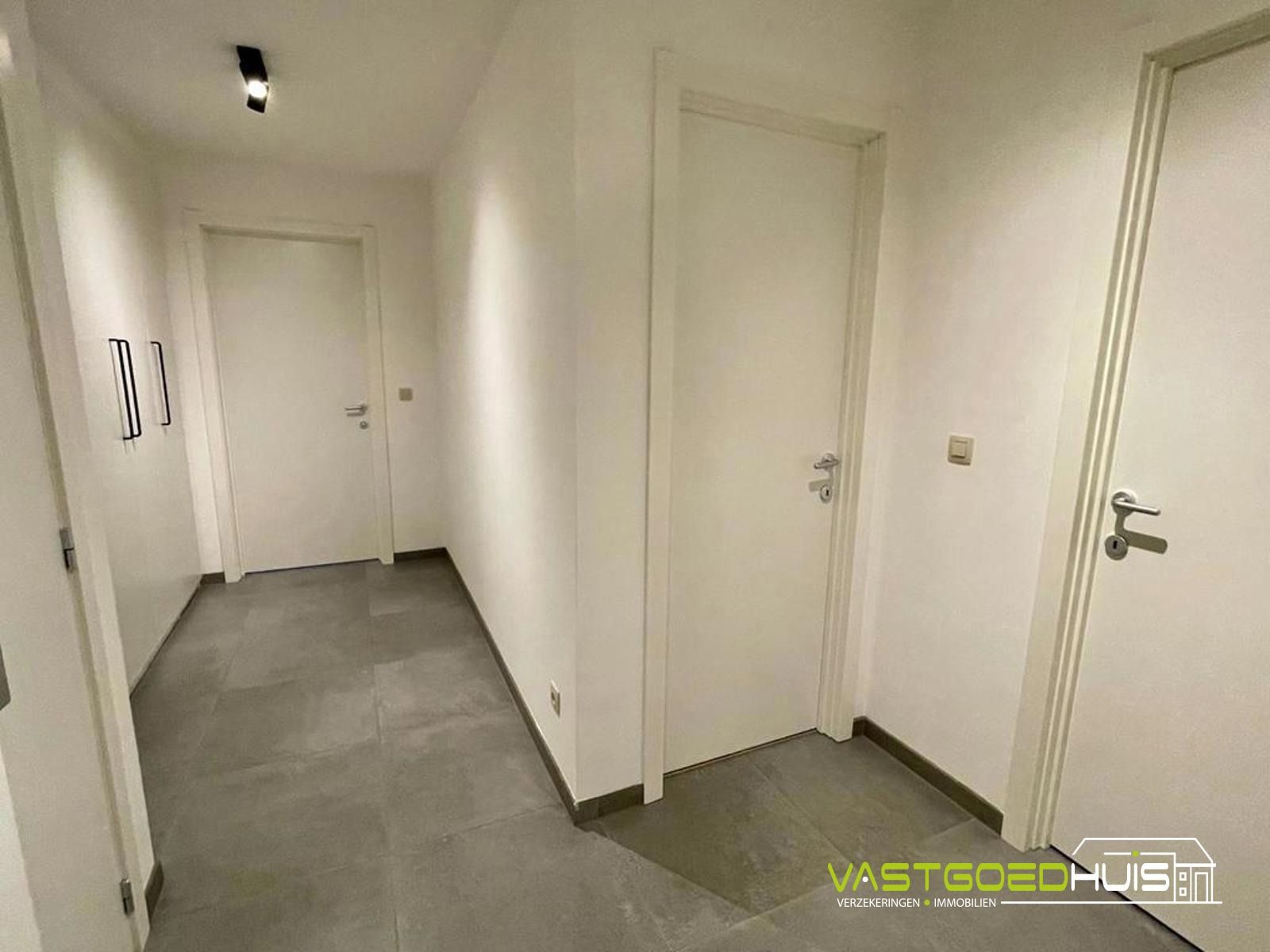 Appartement met 2 slaapkamers, terras en autostaanplaats! foto 3