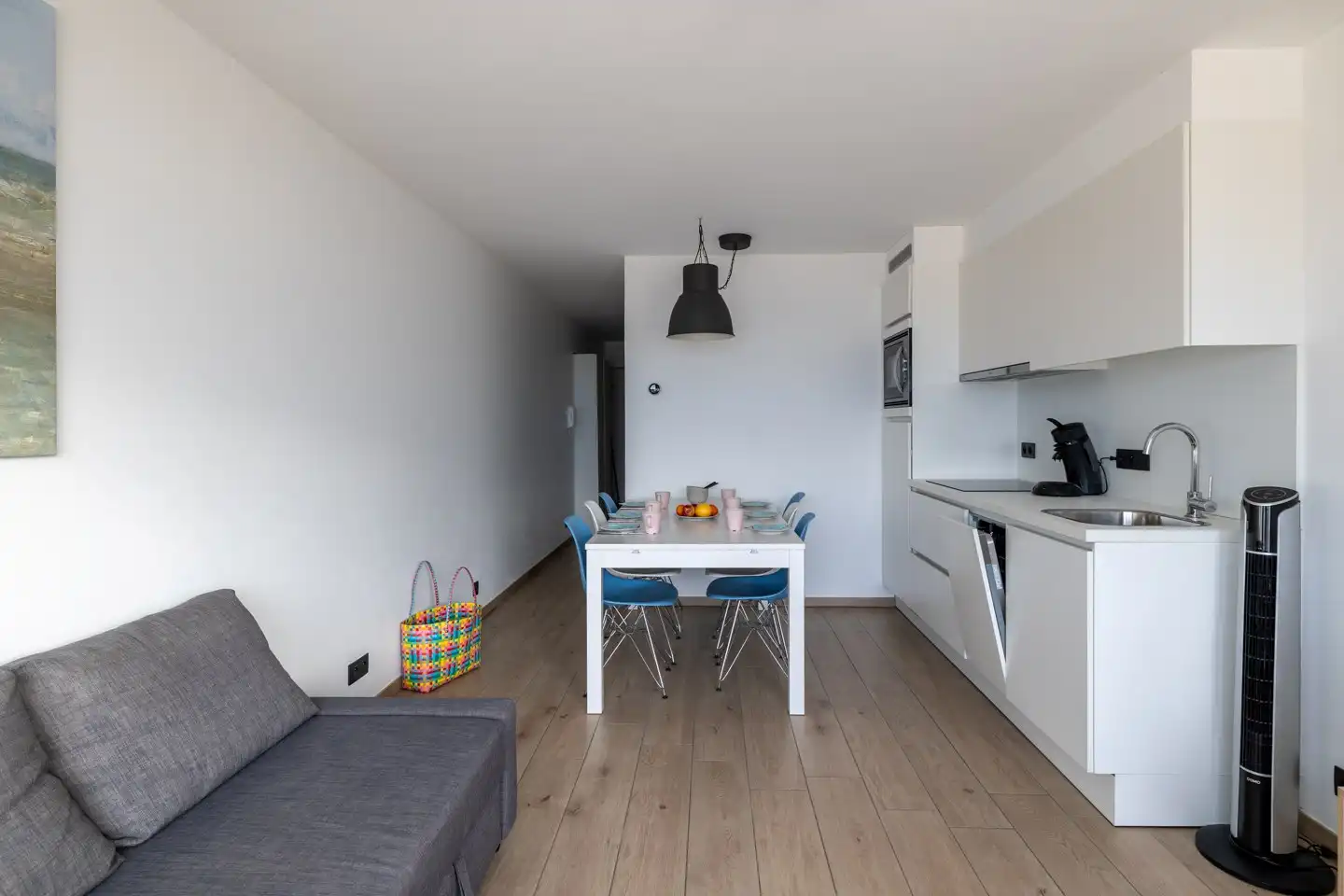 Prachtig frontaal zeezicht – volledig gerenoveerde studio op de zeedijk van Mariakerke foto 5