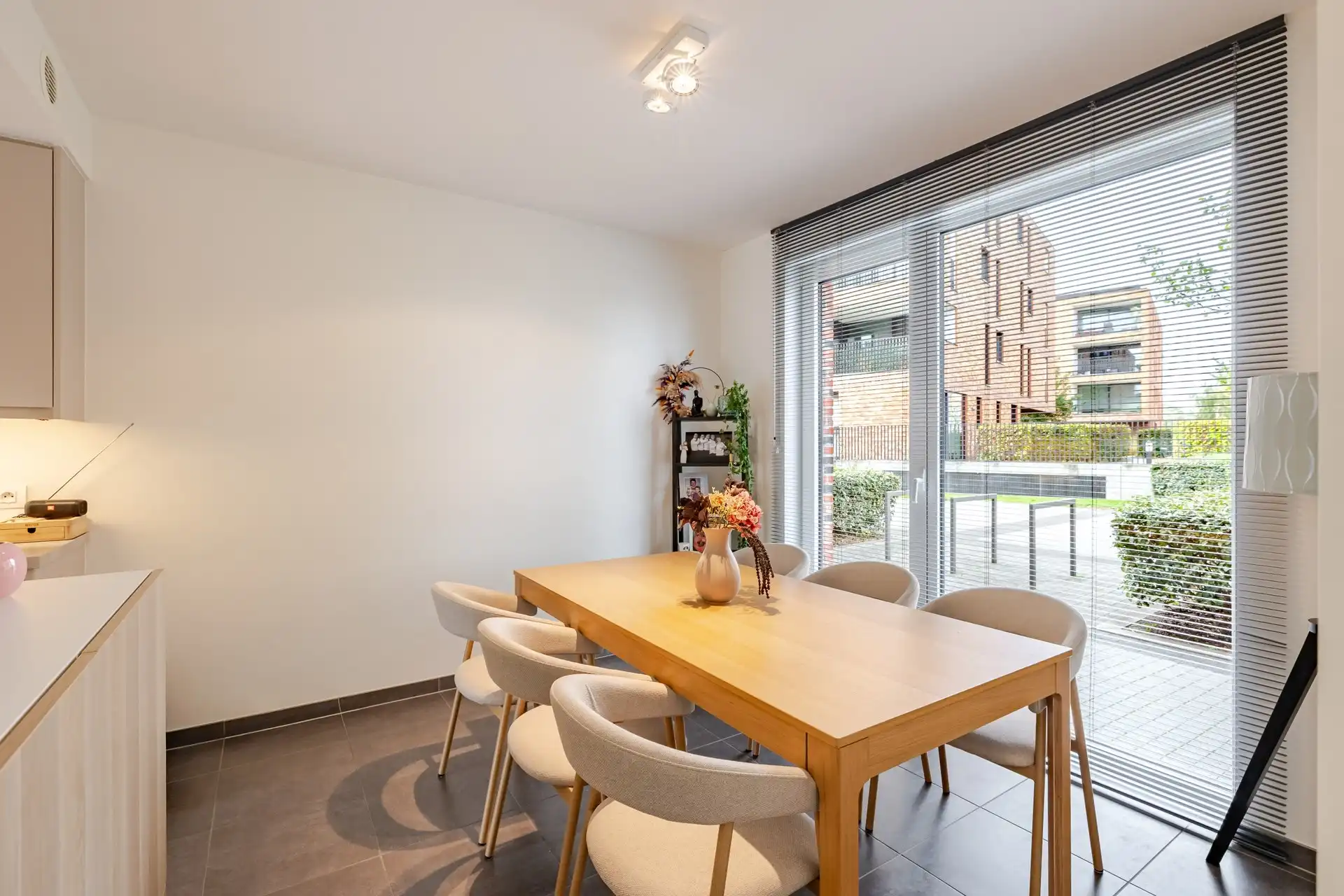 Energiezuinige stadswoning met 3 slaapkamers, terras en private parking in Aalst foto 9