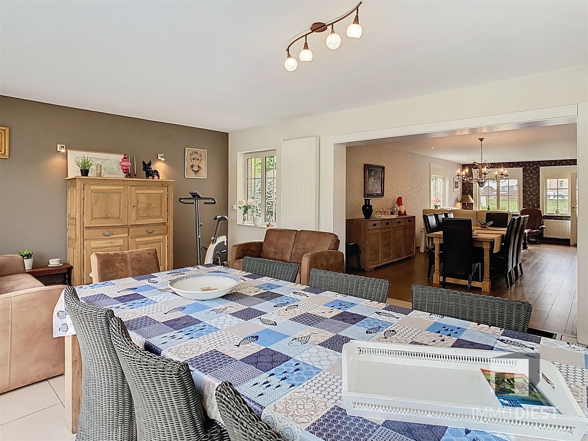 Aantrekkelijke en instapklare woning met 3 slaapkamers en prachtig aangelegde tuin op 12a 77ca. foto 9
