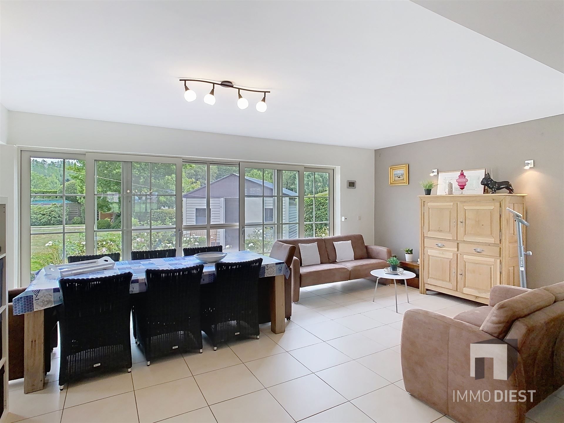 Aantrekkelijke en instapklare woning met 3 slaapkamers en prachtig aangelegde tuin op 12a 77ca. foto 9