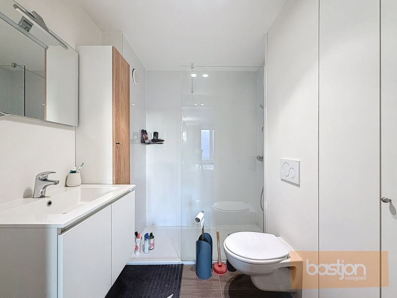 Prachtig gerenoveerd appartement met 2 slaapkamers foto 11