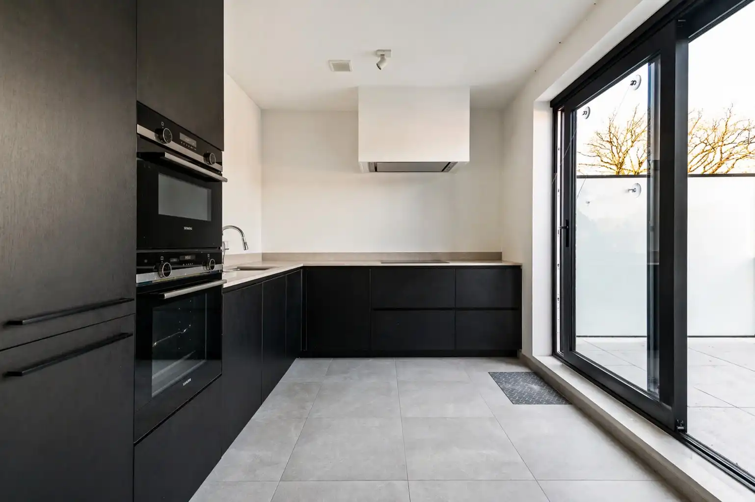Recent appartement met terras en 2 ondergrondse autostaanplaatsen in het centrum foto 4