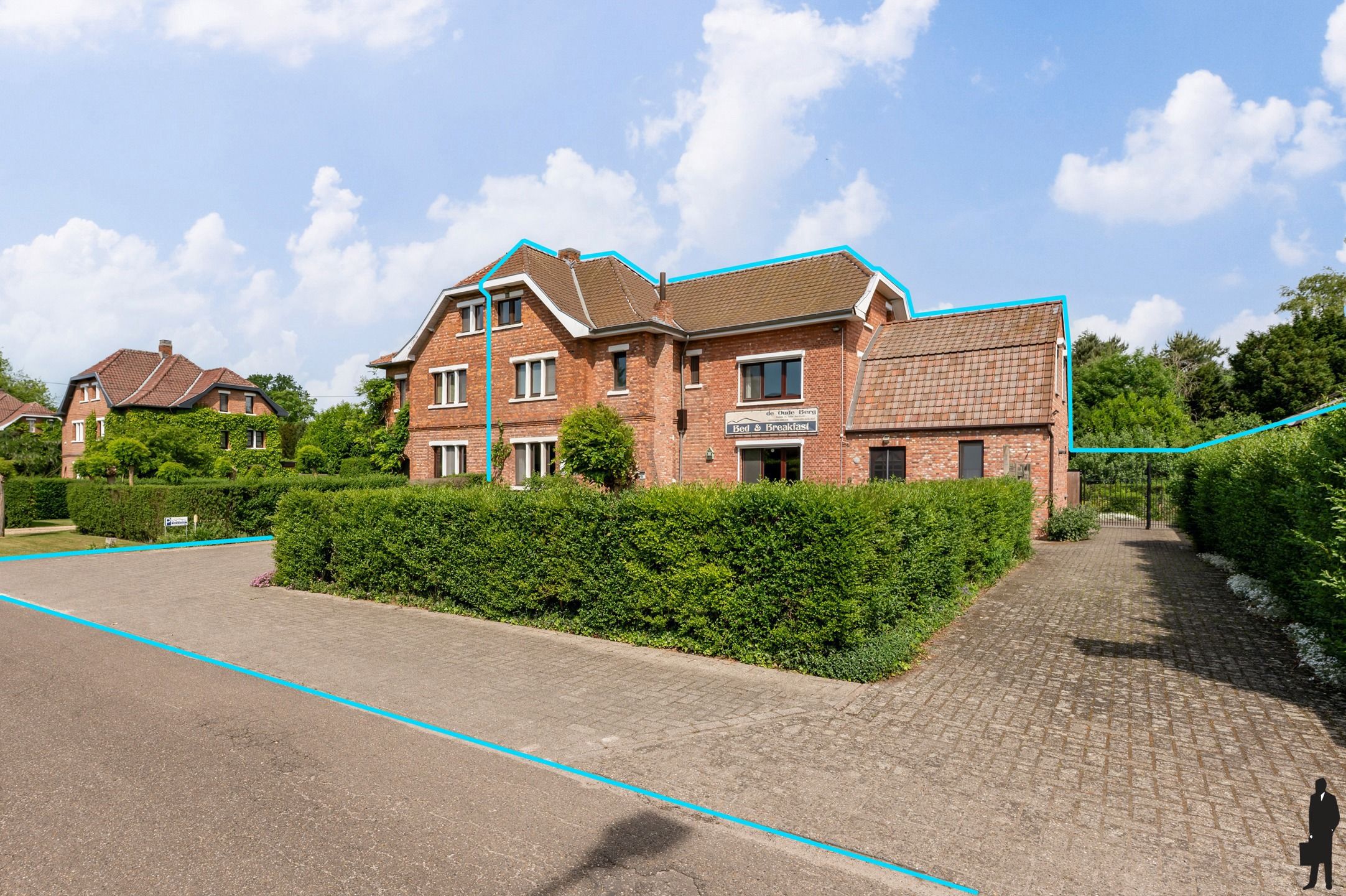 Authentieke, gerenoveerde ingenieurswoning met 7 slpk te Mol foto {{pictureIndex}}