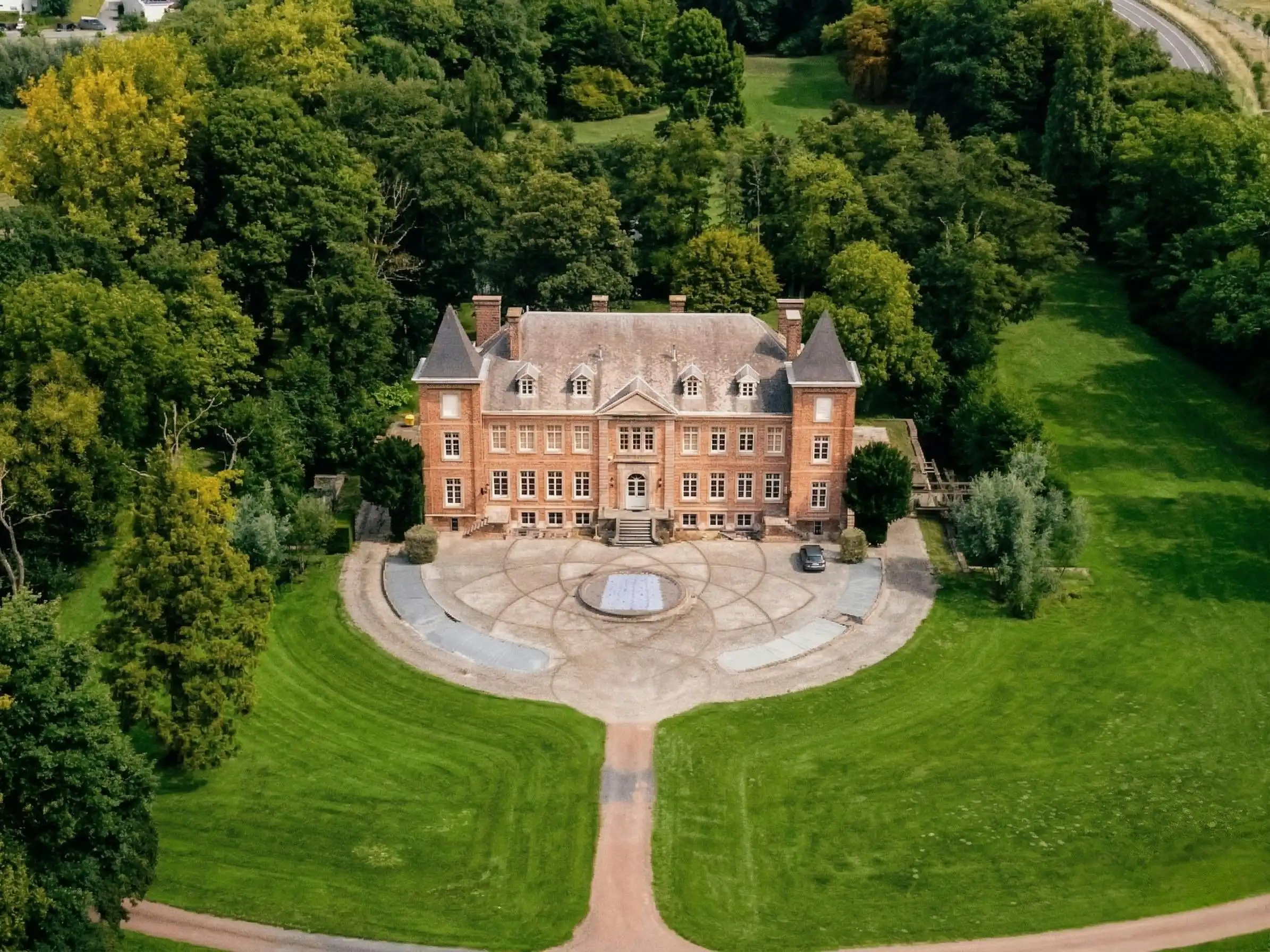 Hoofdfoto van de publicatie: Uniek historisch kasteel op 9 hectare te koop in Geluveld