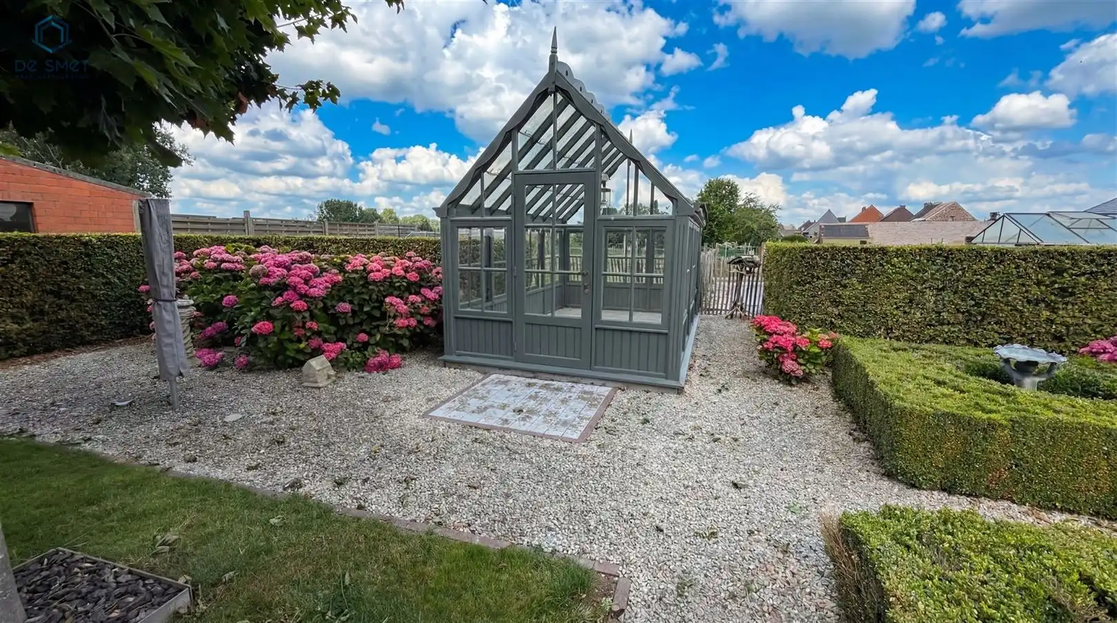 Instapklare woning met 3 slaapkamers, prachtige tuin, 2 garages en tal van mogelijkheden in Lierde foto 6