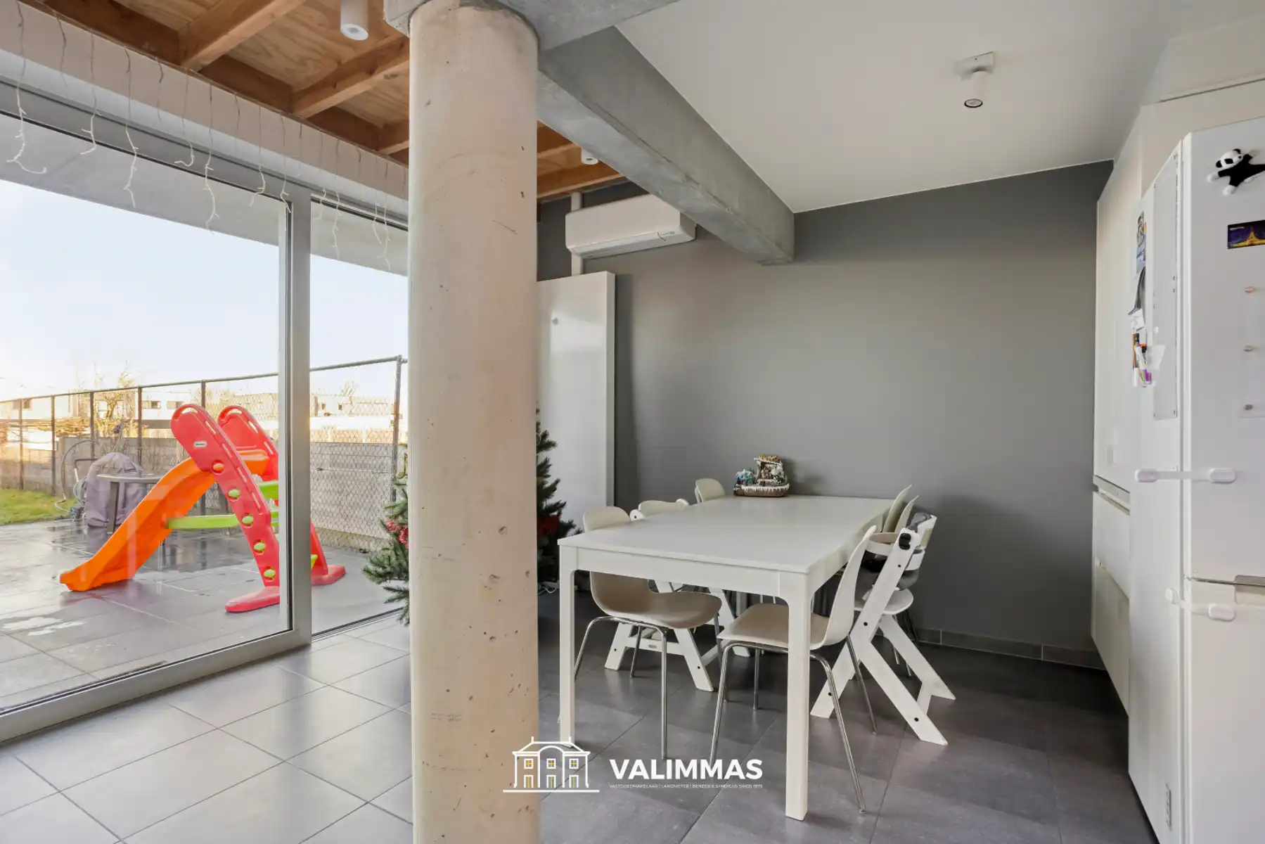 Totaal gerenoveerde woning met parking en mooie tuin... foto 7