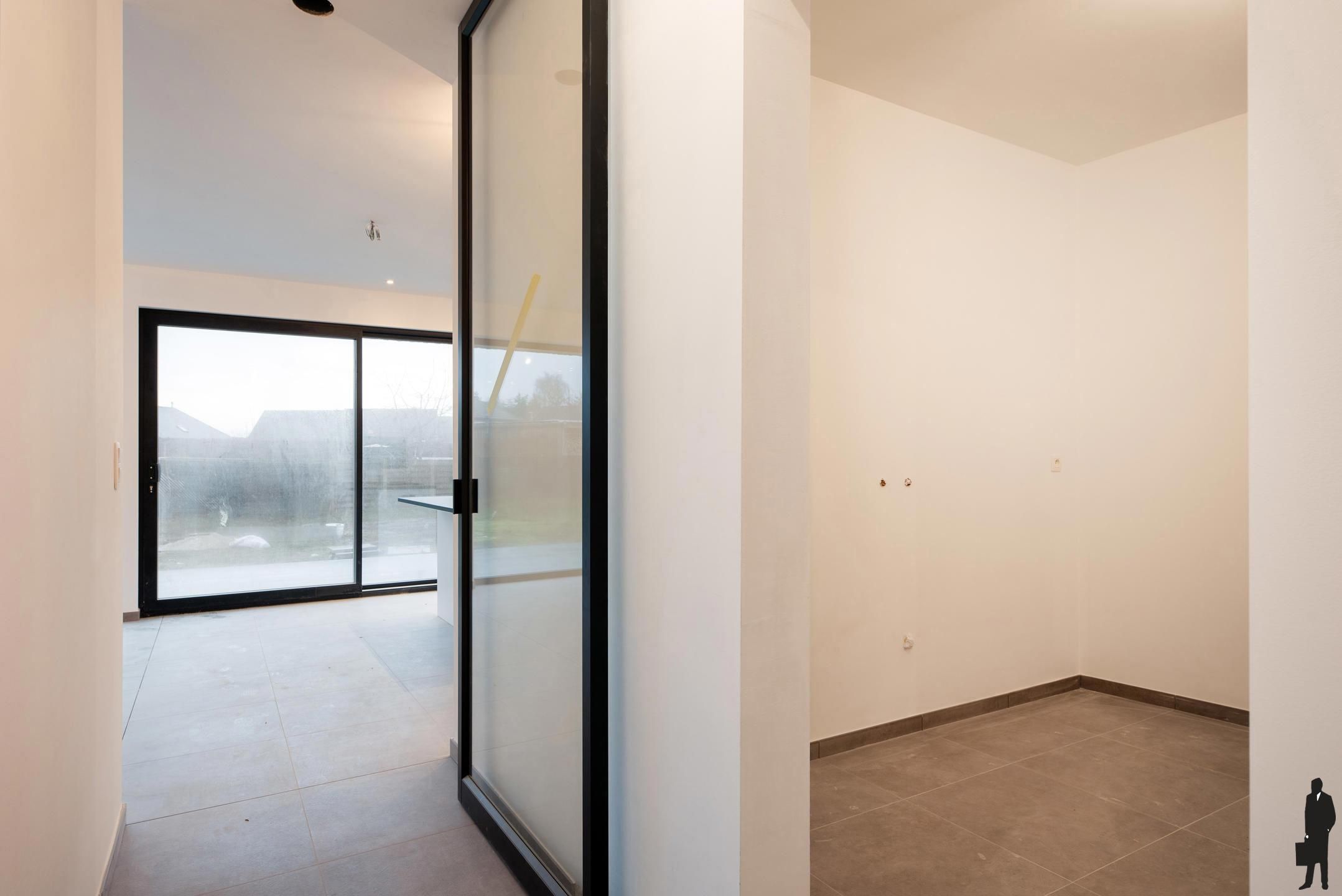 Instapklare nieuwbouw halfopen bebouwing met tuin en garage foto 5