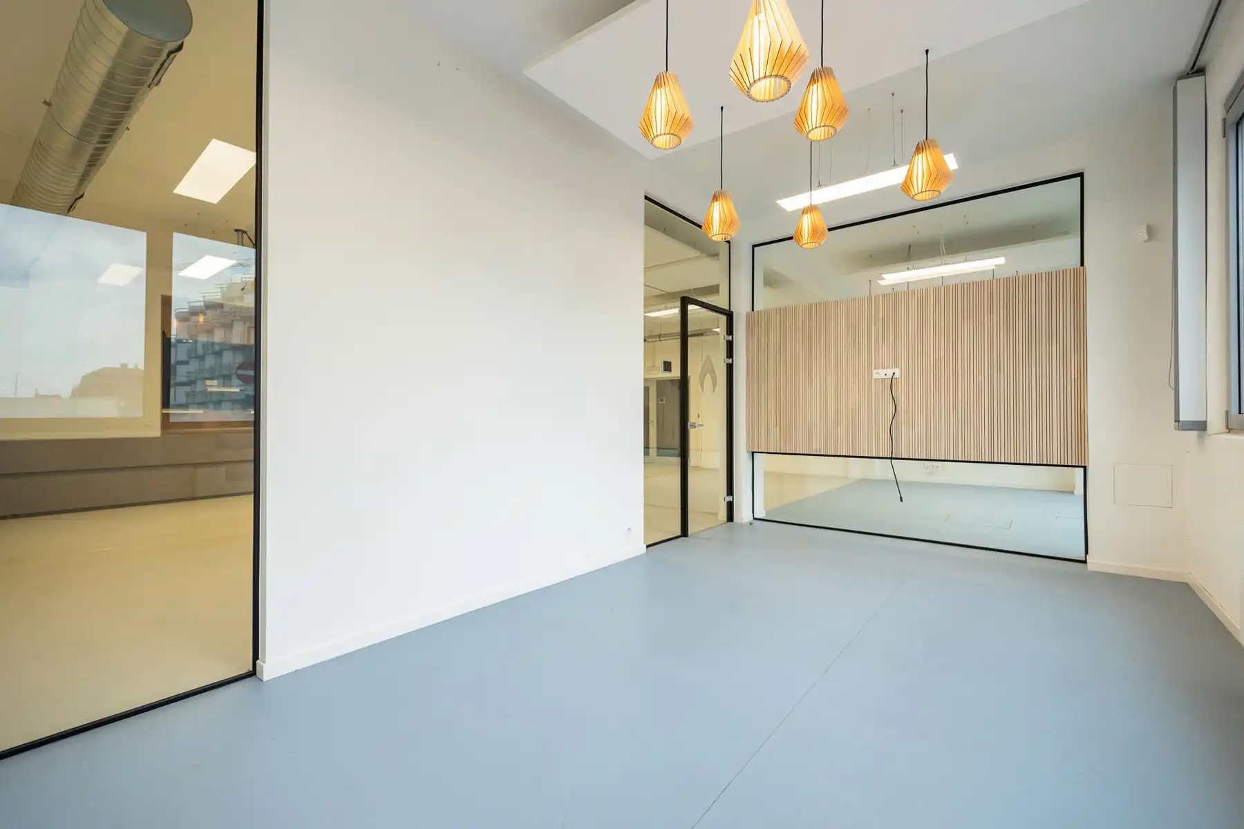 Instapklaar kantoorgebouw te koop in Merksem foto 30