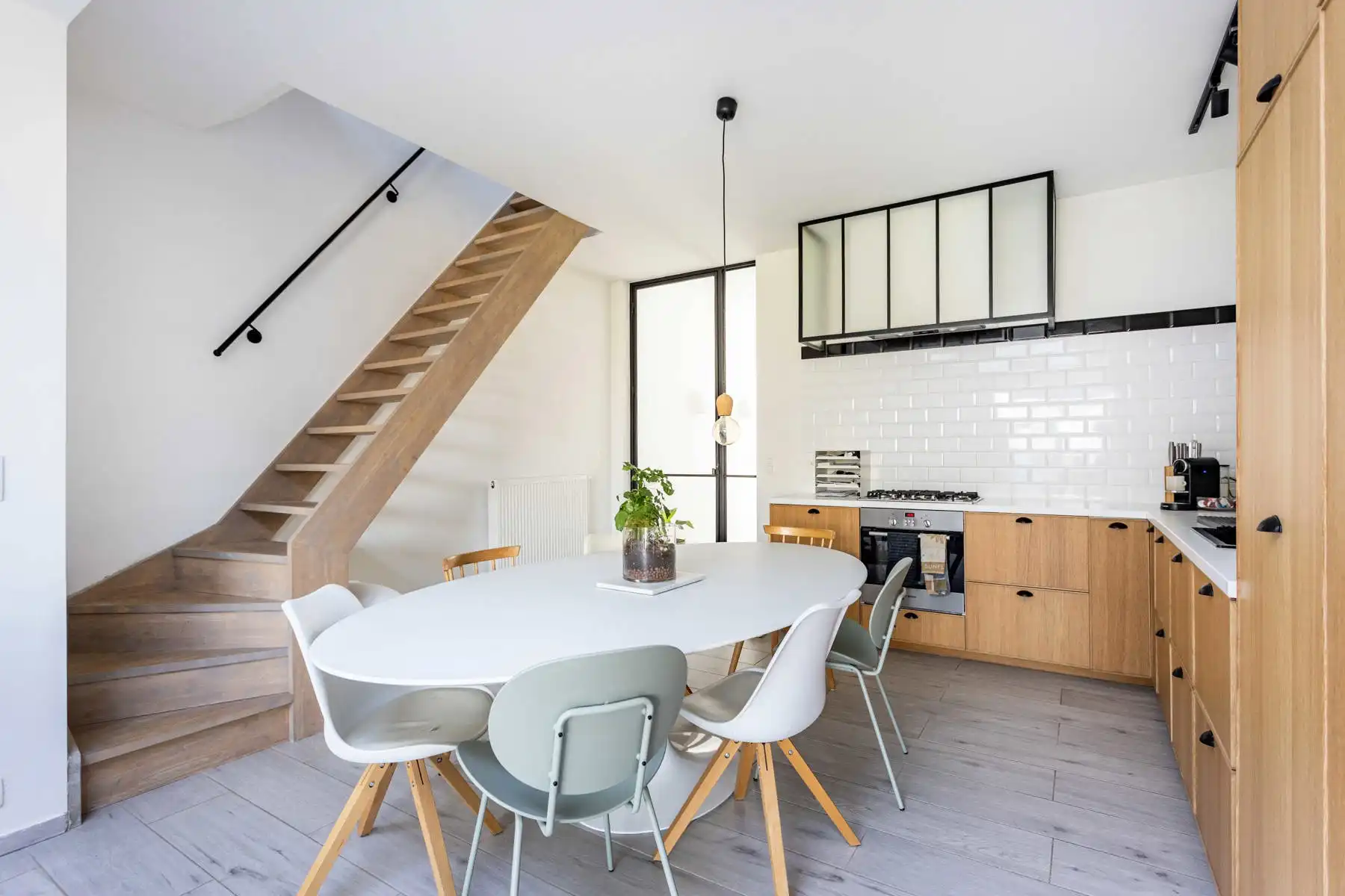 Instapklare totaal gerenoveerde woning in verkeersluwe straat! foto 6