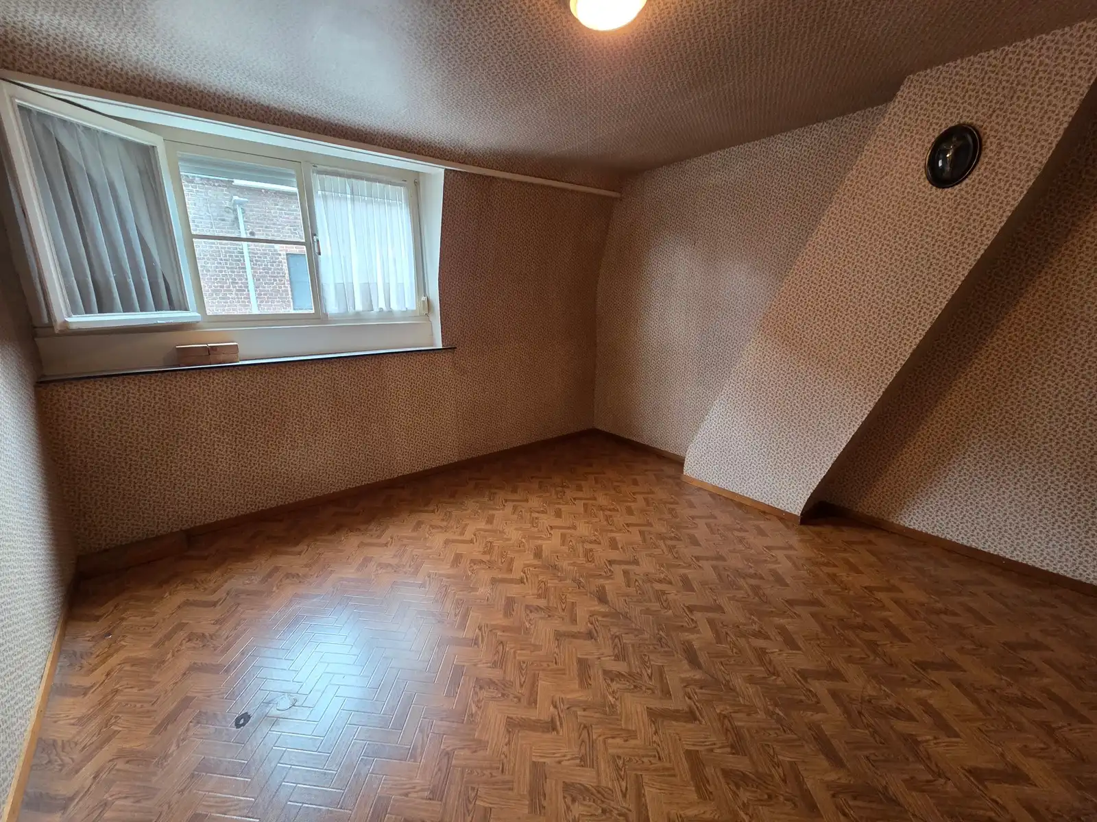 Goedgelegen woning met garage en mooie tuin foto 19